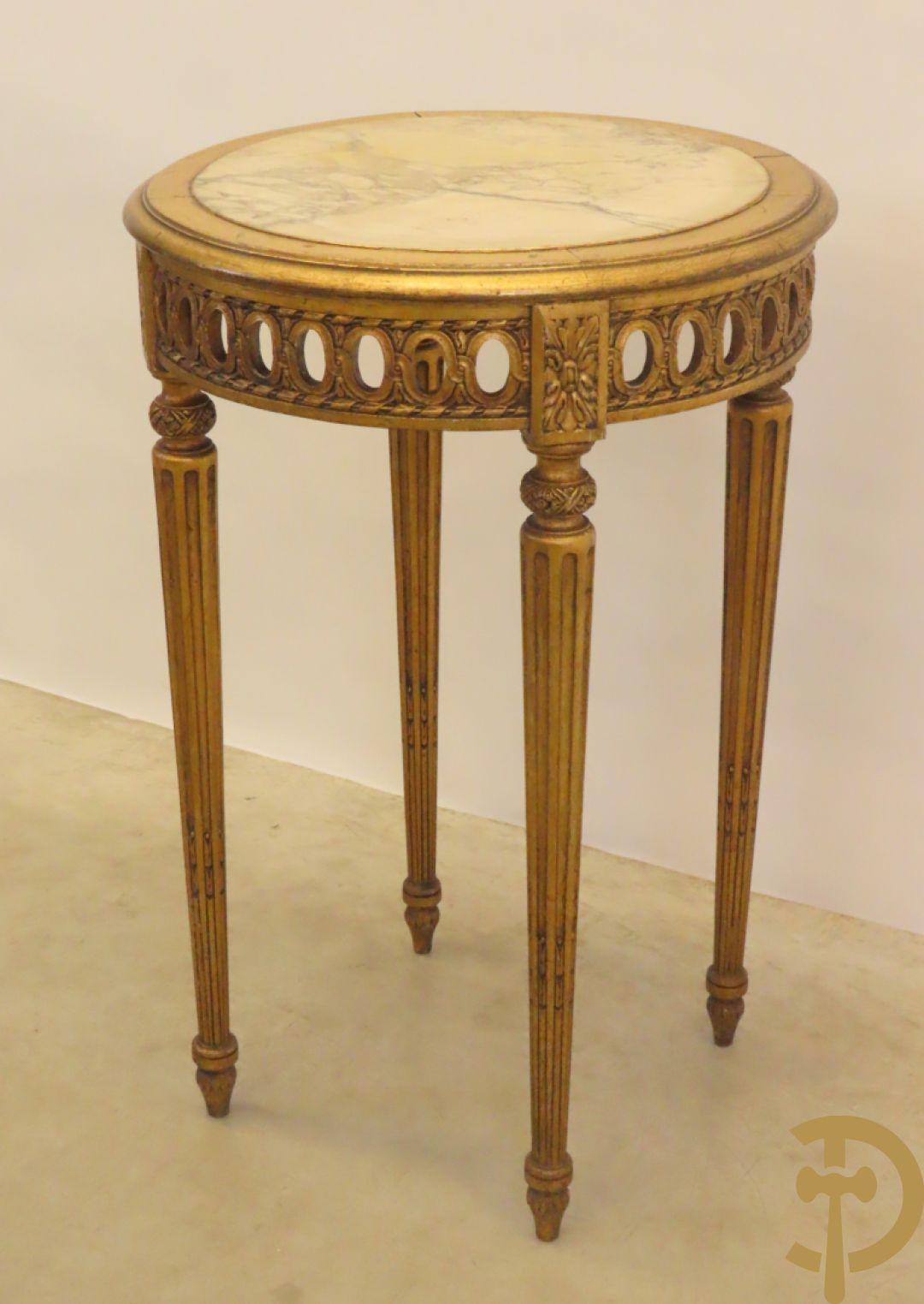 Vergulde bijzettafel met marmeren blad op 4 gecanneleerde poten