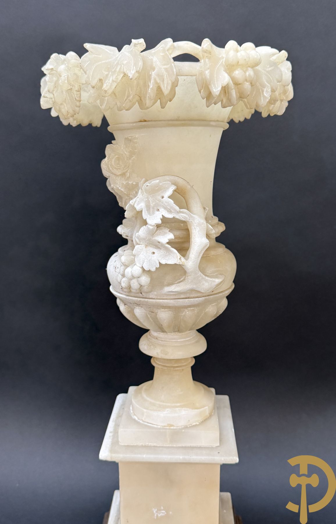 Paar handgesculpteerde albasten vazen met bloemen- en accanthusranken