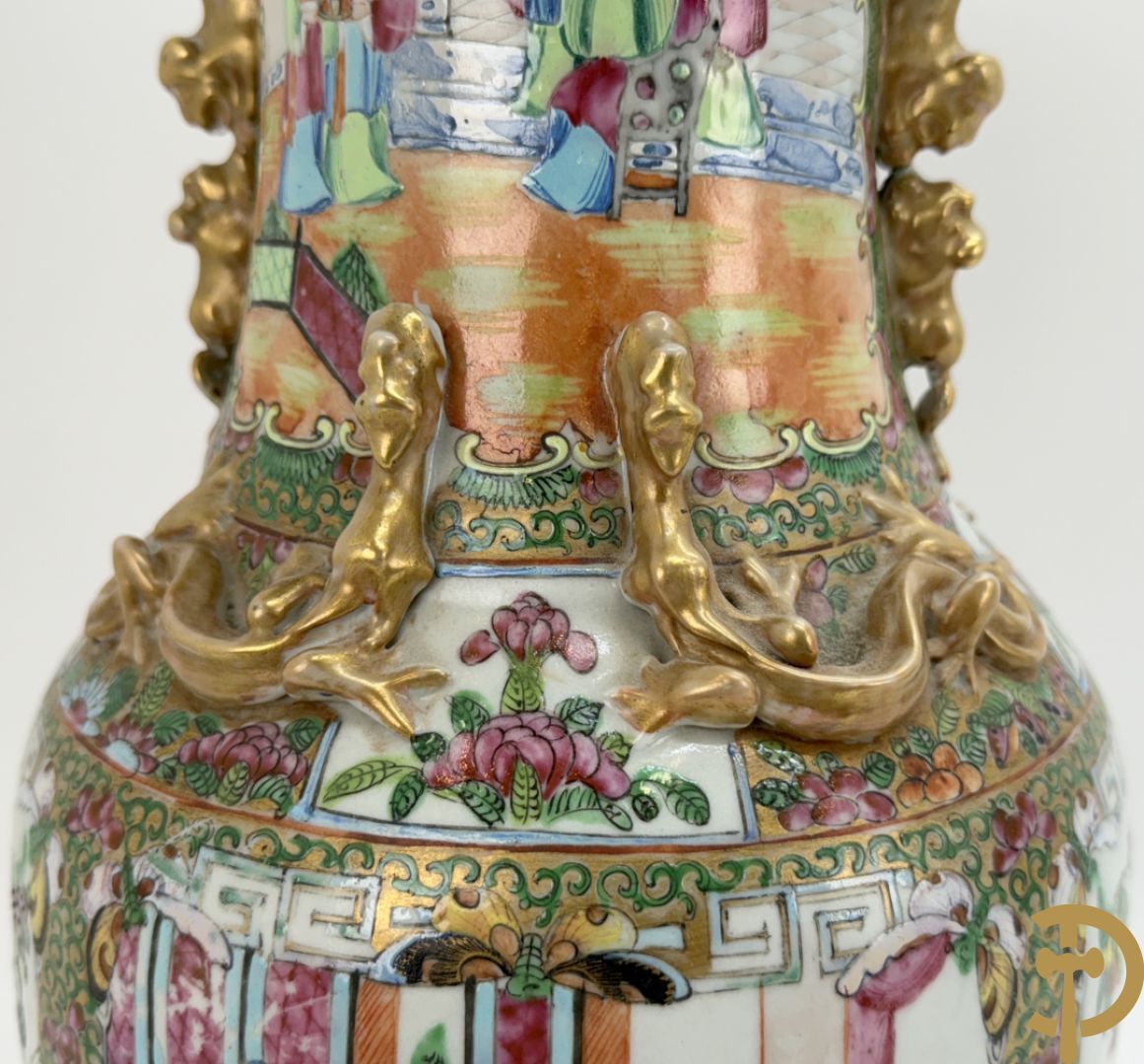 Chinese porseleinen Kanton vaas met geanimeerde taferelen en natuurdecor