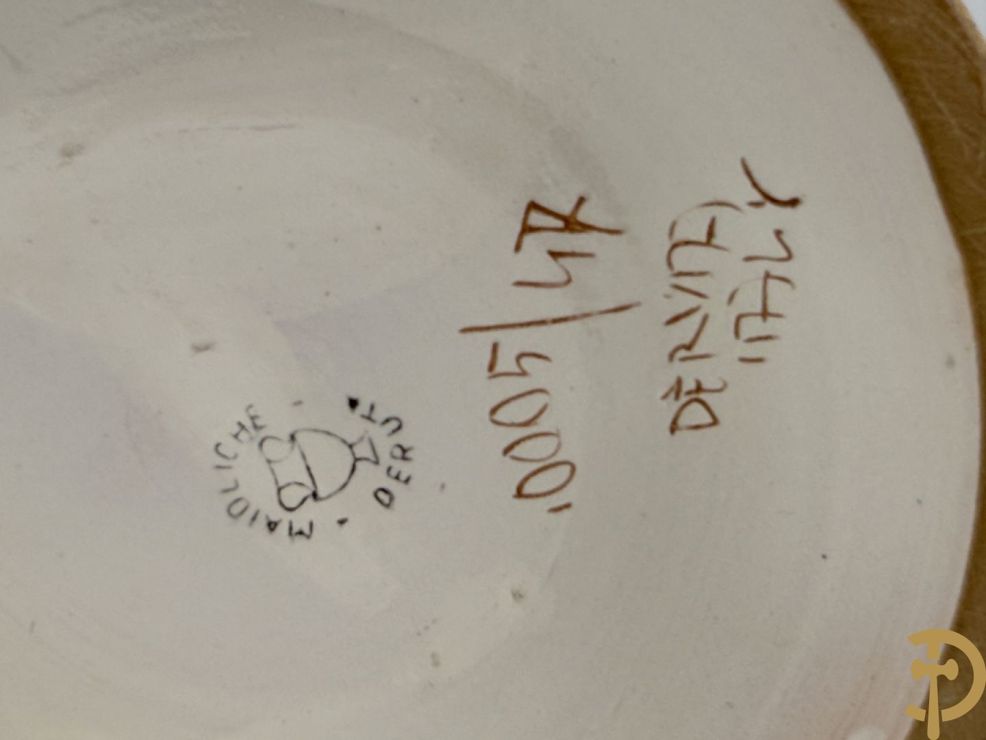 Twee Italiaanse vazen met verguld decor van personages en bloemenranken, Maioliche Deruta Italy 10005/45 en 10005/47