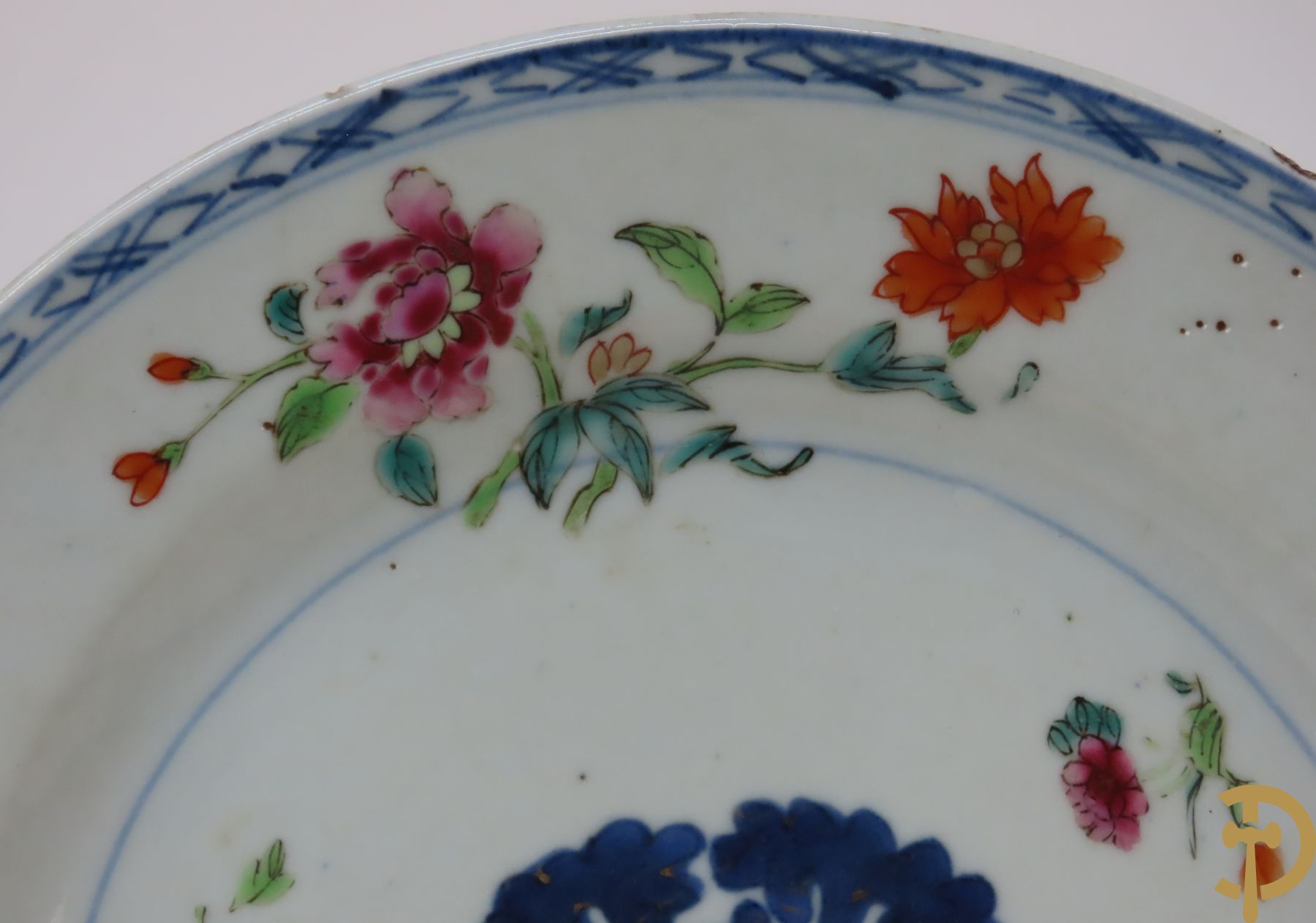 Acht Chinese porseleinen borden w.o. blauw/wit met bloemendecor, 2 blauw/witte borden, 2 Imari borden (1 met ster), 2 porseleinen borden met decor van bloemen in landschap en octagonaal bord