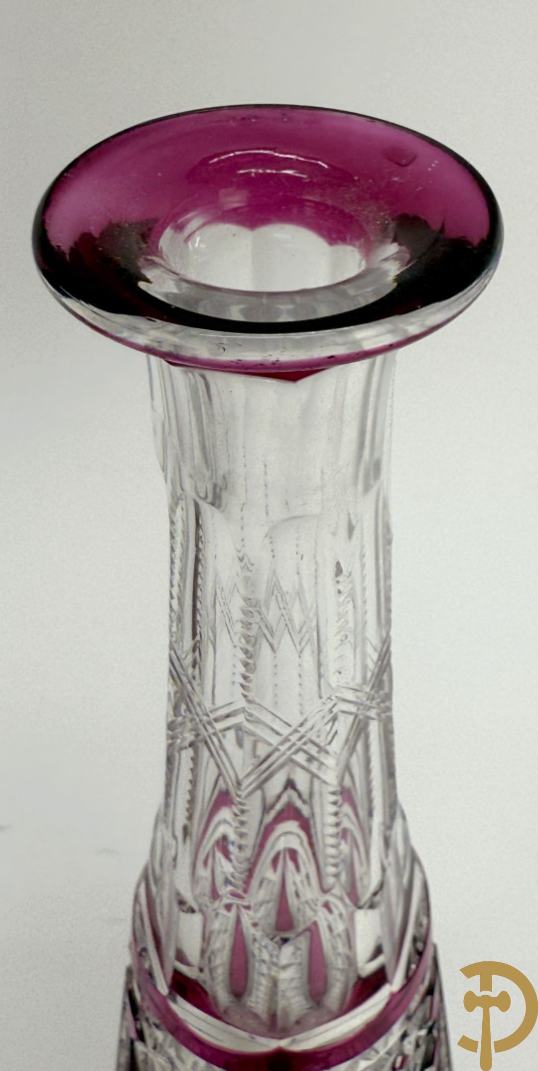 Paarse en rood gekleurde kristallen karaf Val-Saint-Lambert + 2 Boheemse karaffen + verzilverde decanteur met Louis XV motieven