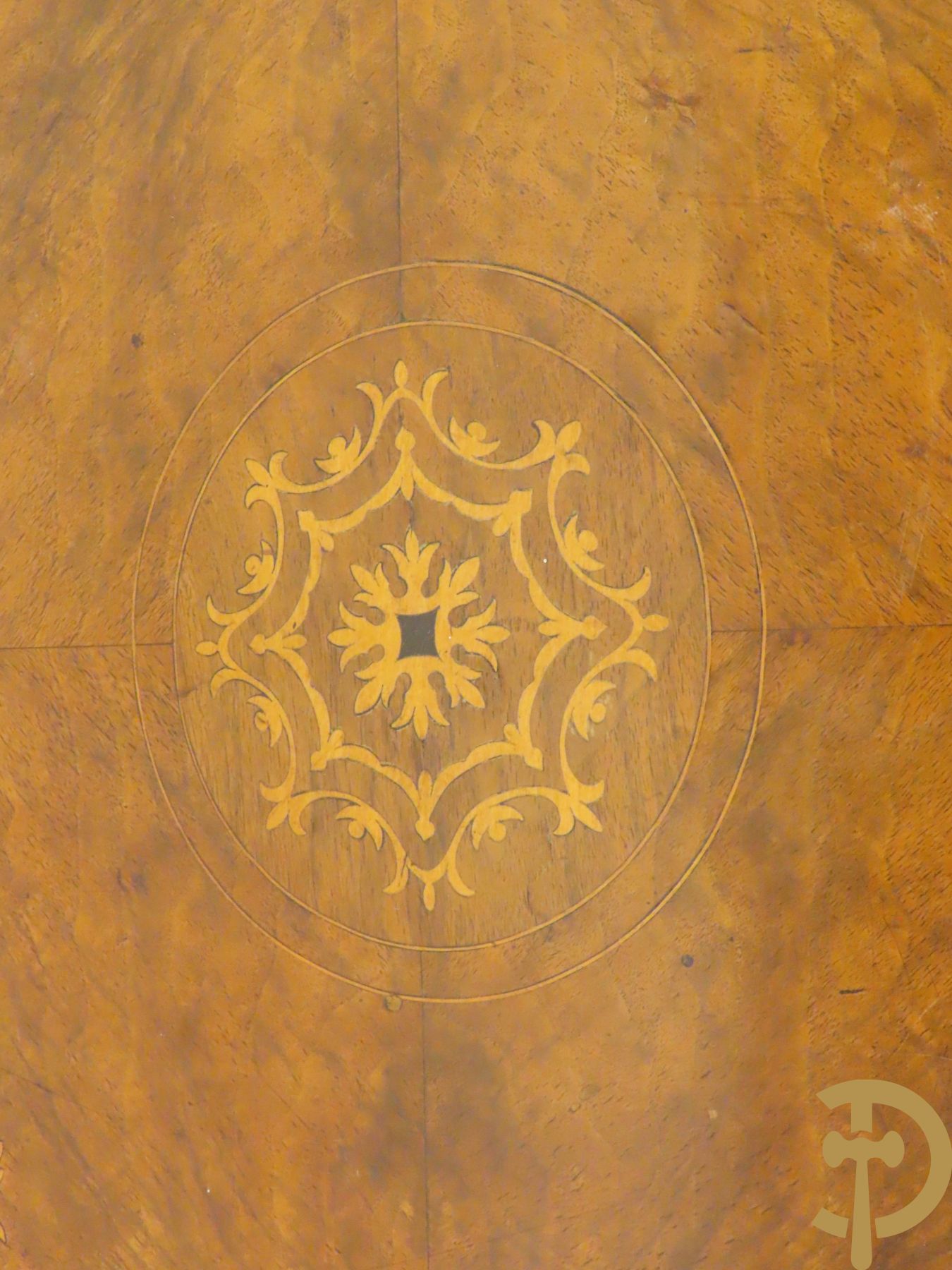 Achthoekige bijzettafel met marqueterie op vierpikkel