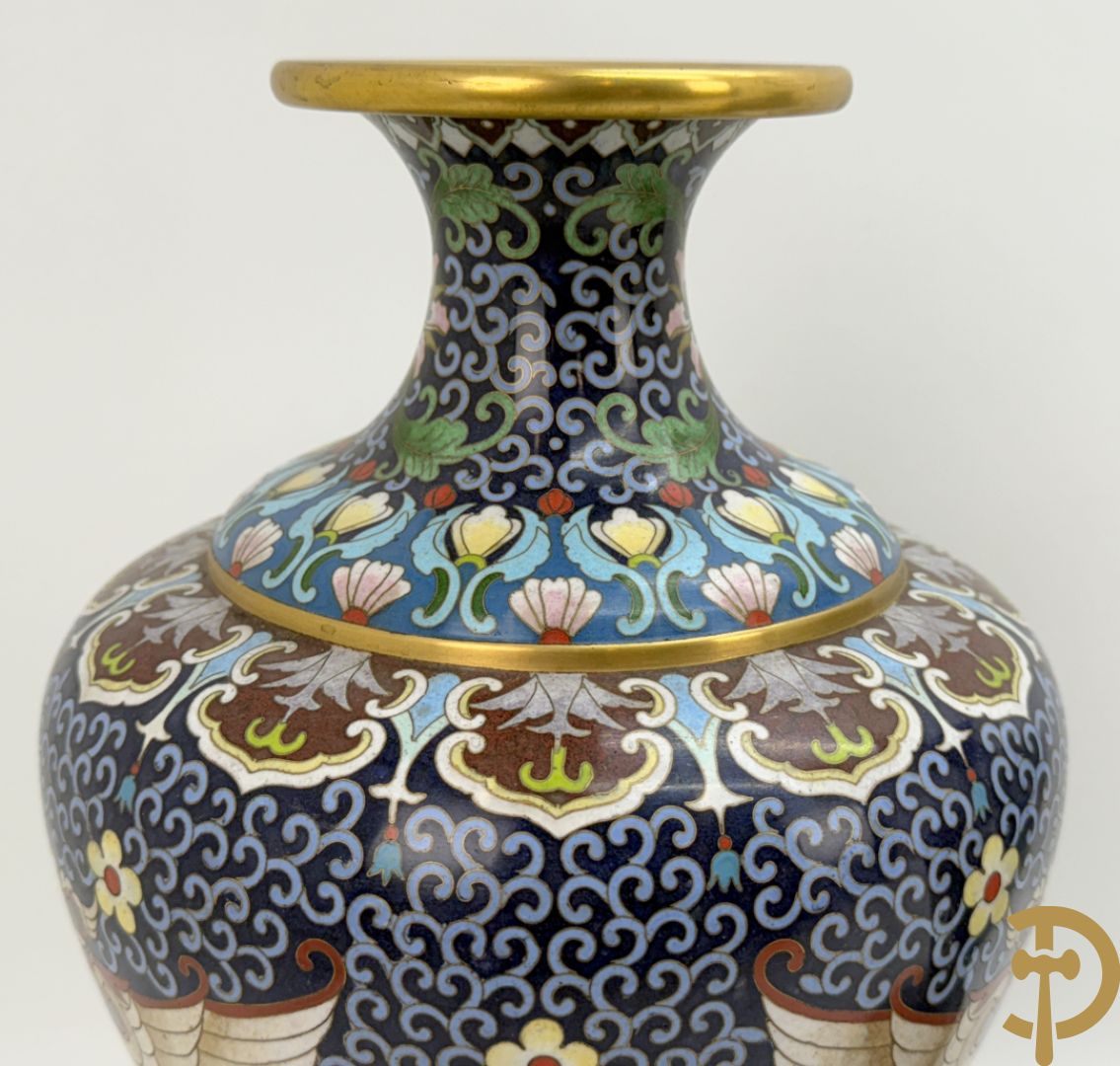 Paar cloisoné vazen met bloemen- en vogeldecor