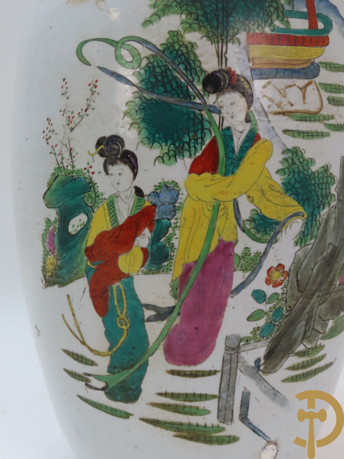 Chinese porseleinen vaas met decor van elegante dames in landschap