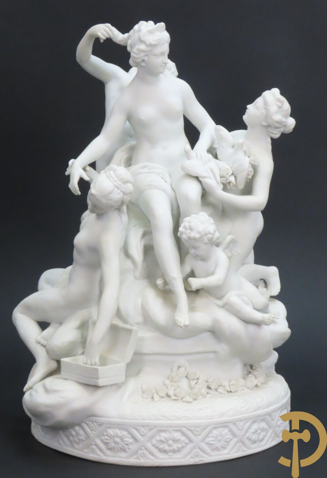 Porseleinen sierbeeld met 4 naakte dames en cupido bezet met bloemenkransen, Sèvres gemerkt