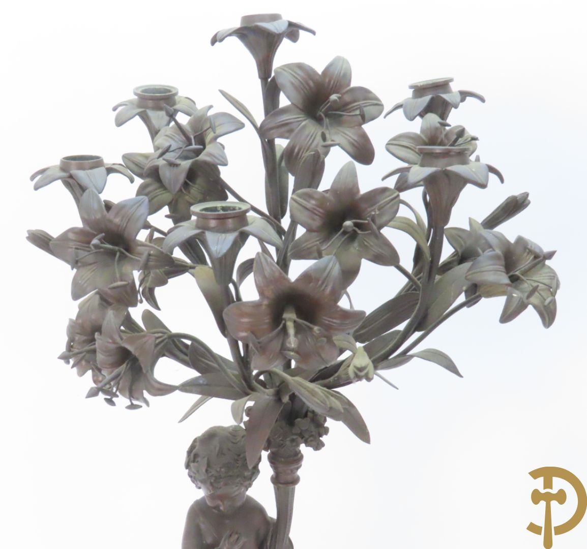 CLODION getekend - Paar elegante bronzen dames met tambour en fruit, geflankeerde door jonge faune, op marmeren klokstel - opgebouwd als garnituur met 2 kandelaars met bronzen kindjes dragende een toorts met bloemen en kaarsen