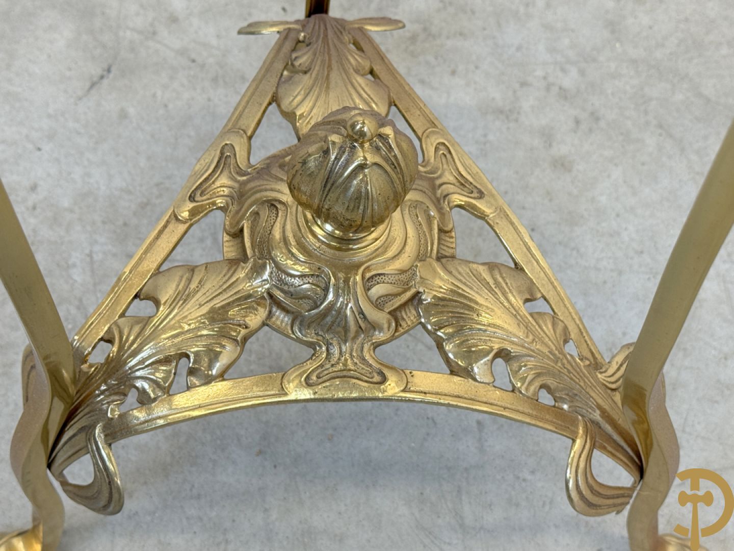 Koperen geajoureerde staander, Jugendstil