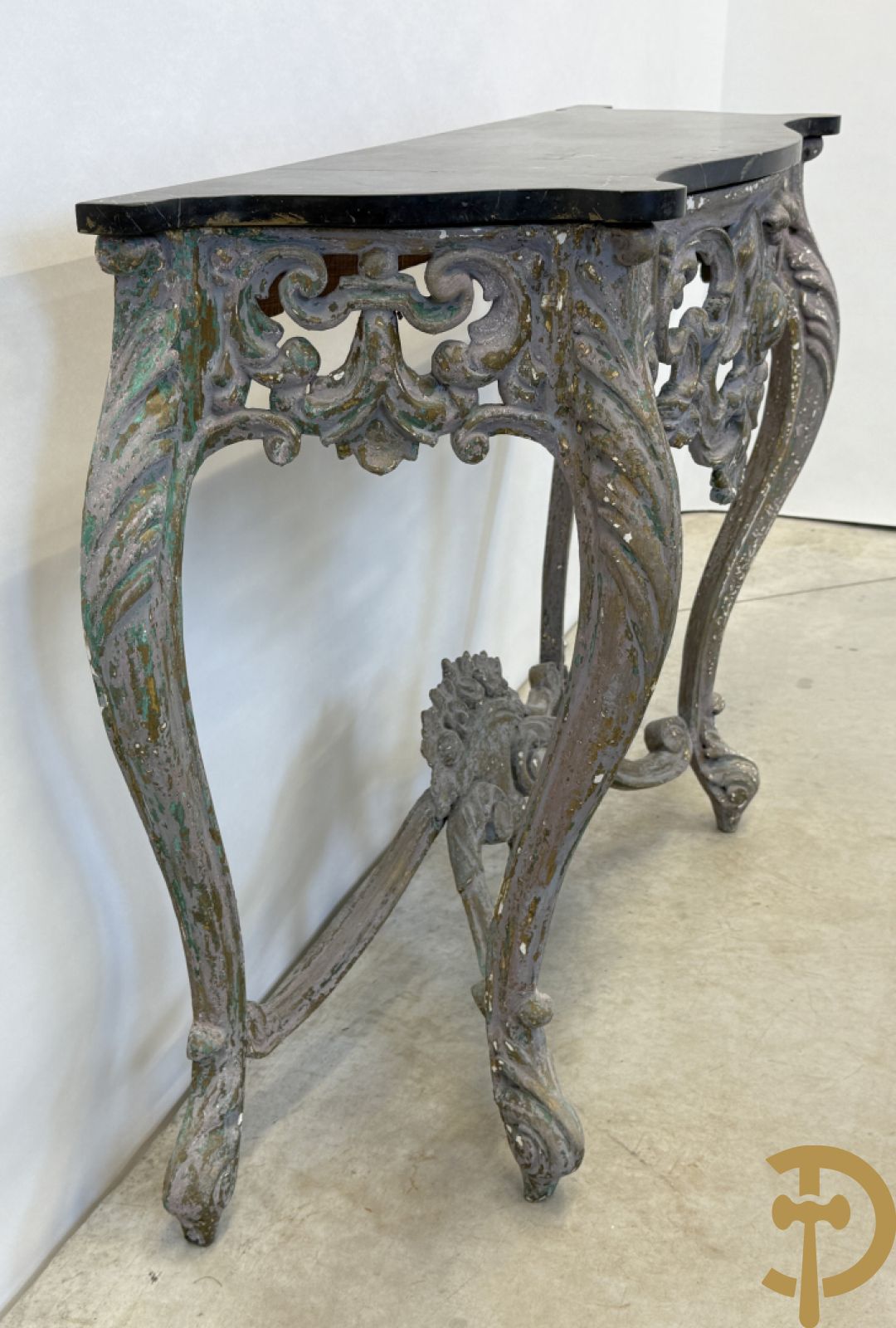 Gepatineerde Louis XV console met zwart marmeren blad