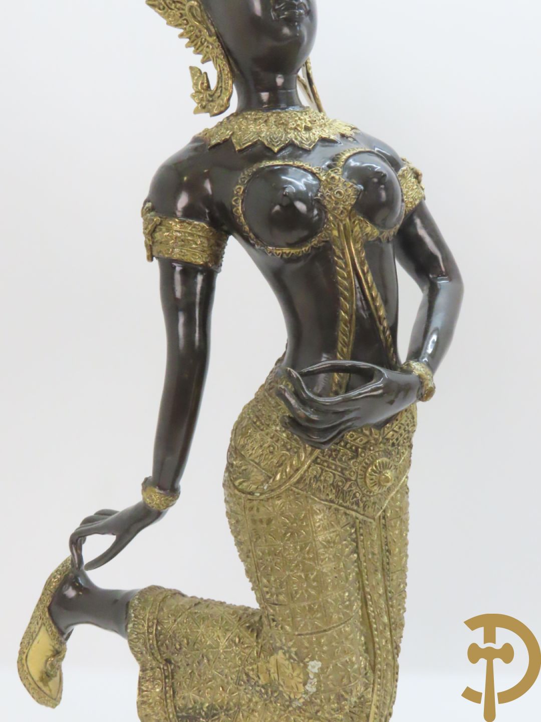 Twee staande koperen boedhistische figuren