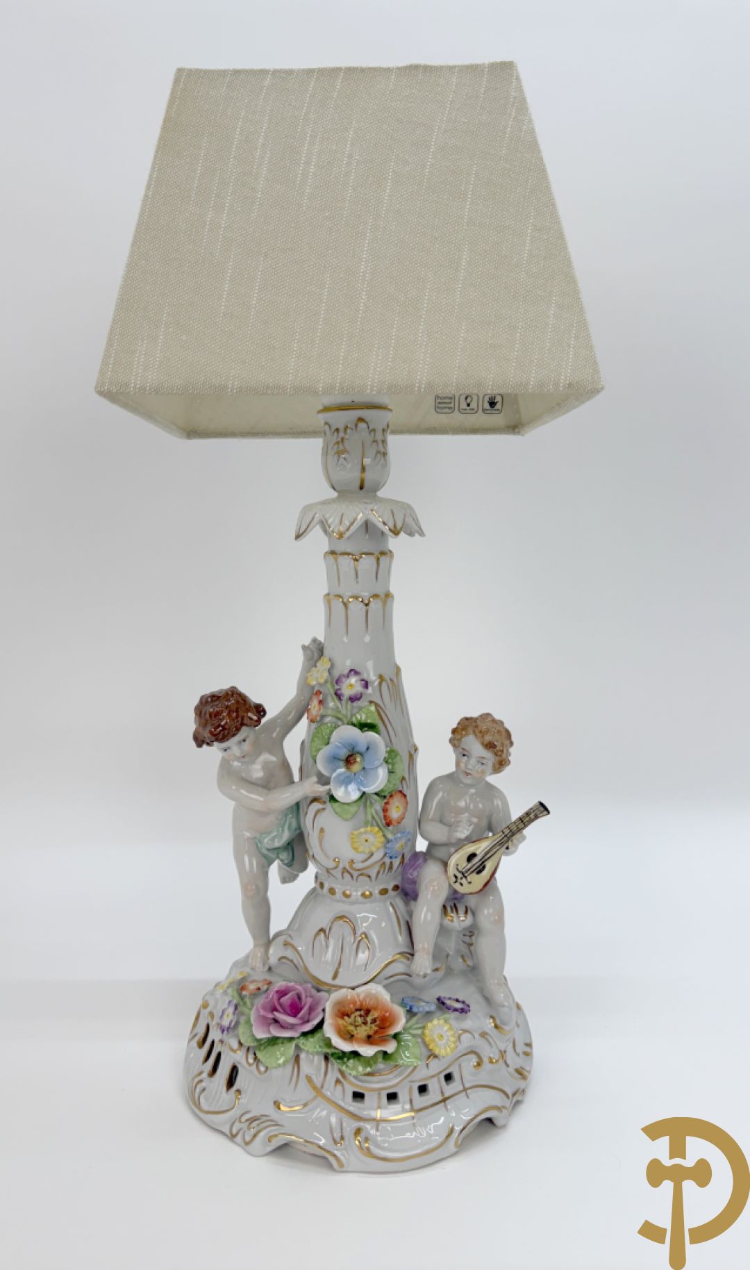 Porseleinen vijfarmige kandelaar met 2 cupido