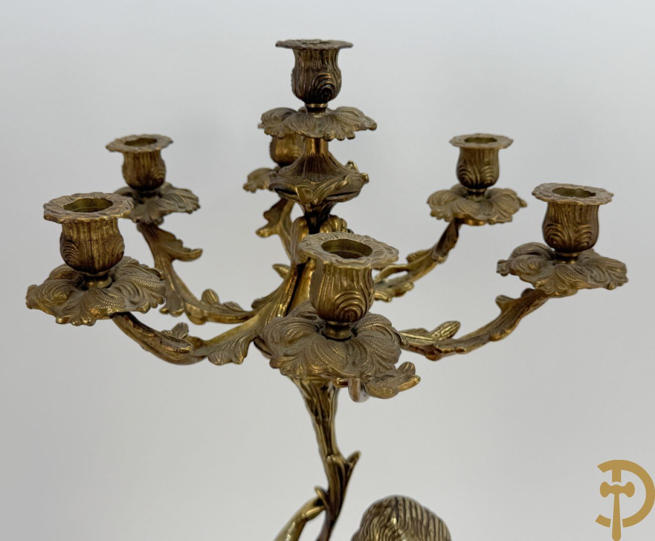 Paar koperen cassolettes bezet met ramskoppen dragende een cupido + koperen beeld van jongeman met zevenarmige kandelaar