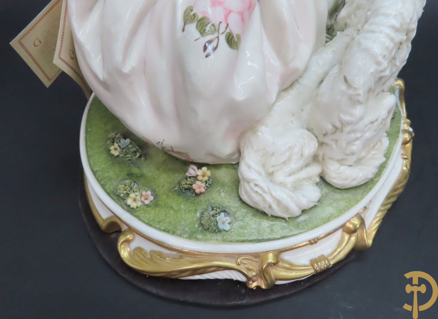 Italiaans porseleinen sierbeeld van zittende dame met 2 windhonden, L. Cazzola getekend en Capo di Monte gemerkt achteraan