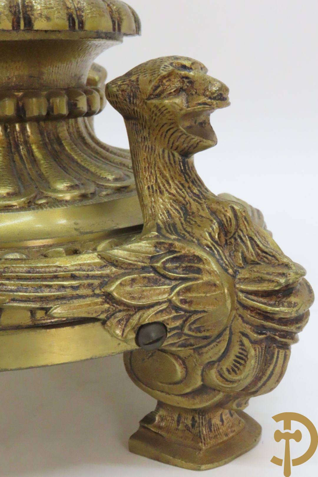 Paar bronzen kandelaars met dame houdende een toorts met 6 kaarsen