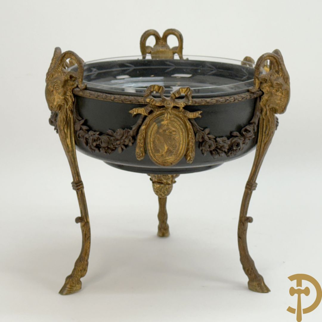 Bronzen coupe op 3 bokkepoten met ramskoppen  bezet en verbonden door guirlandes met medaillon