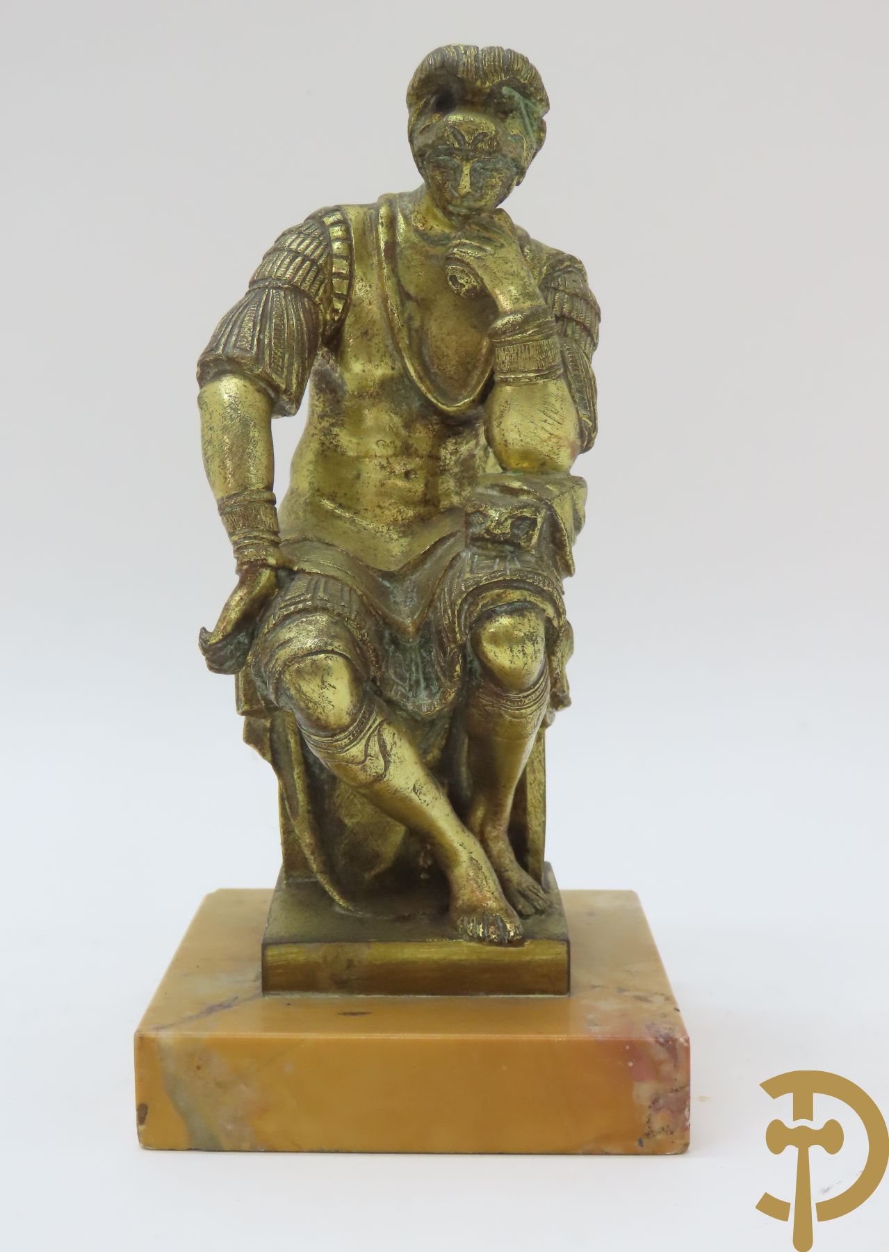Marmeren inktstel met centraal verguld bronzen beeld met figuur van Lorenzo De Medici naar Michelangelo marmeren brievenhouder