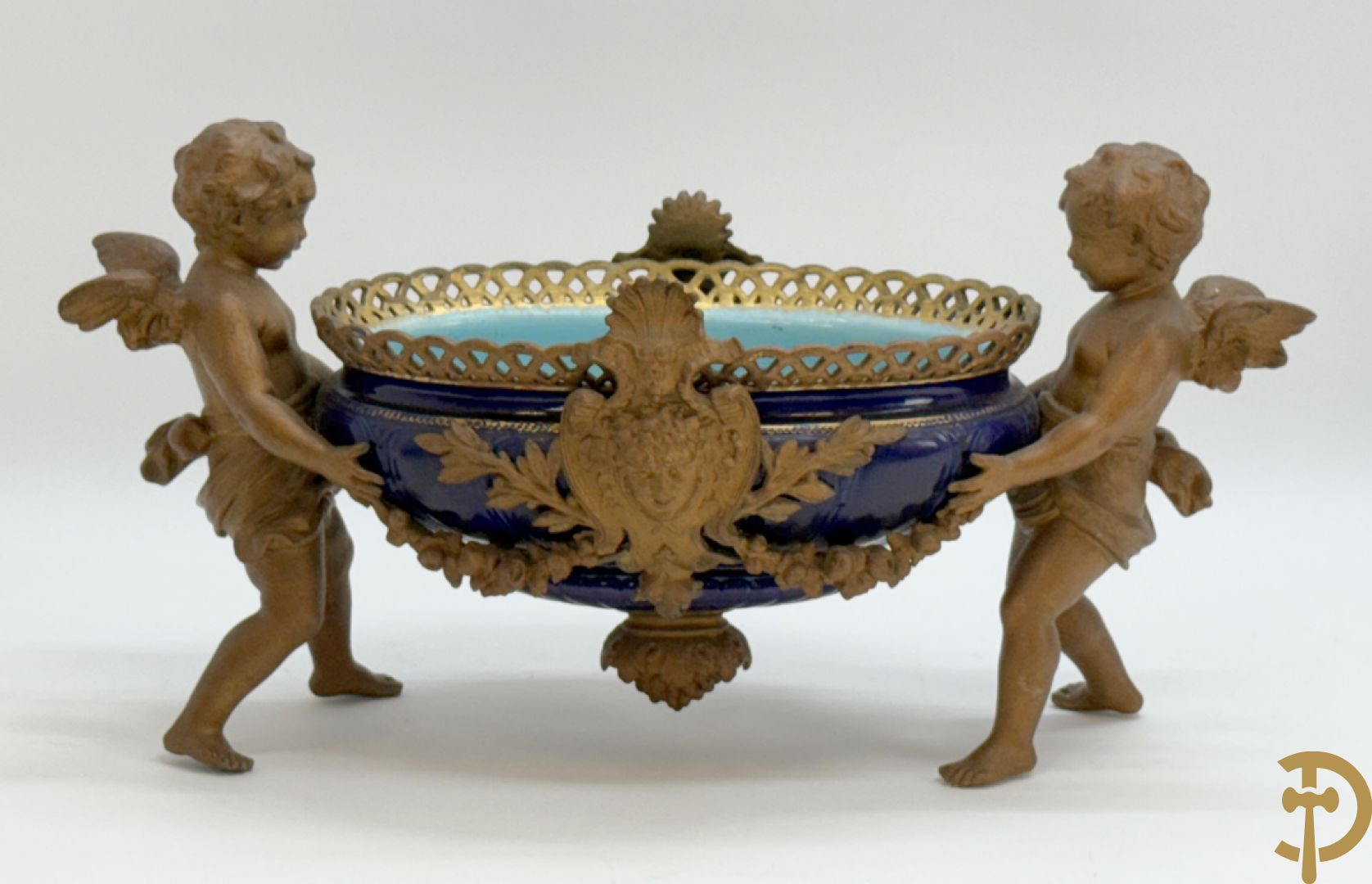 Blauwe coupe gehouden door paar zamak cupido