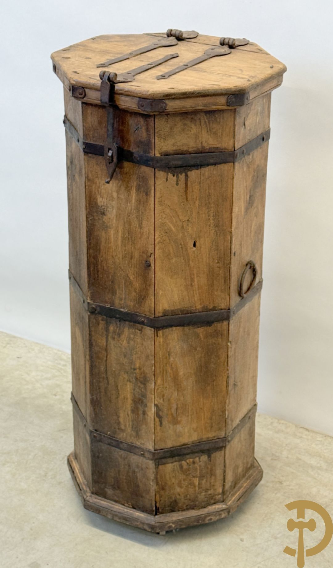 Achthoekig eiken opbergmeubel met smeedijzeren hengsels en geheime ruimte onderaan