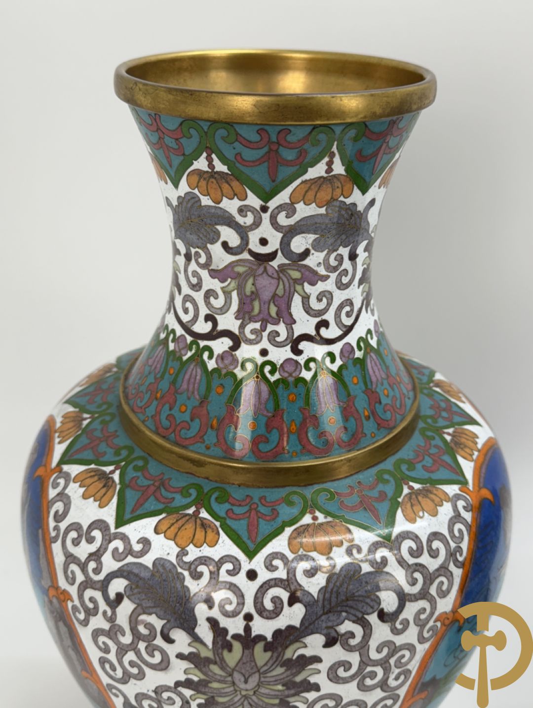 Paar cloisoné vazen met decor van vogels en bloemen op bijhorende zwarte sokkels