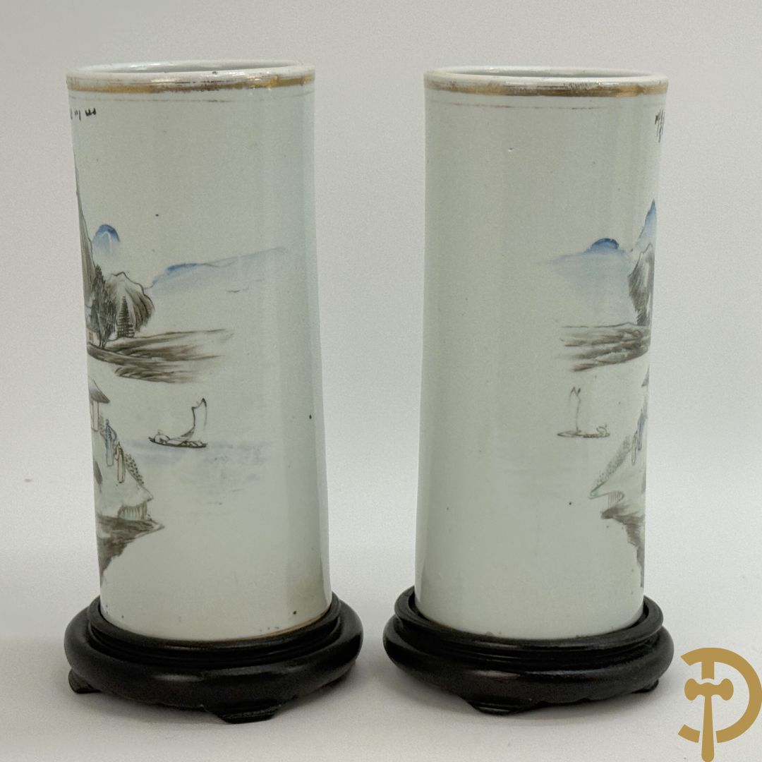 Paar Chinese porseleinen rolvaasjes met landschapsdecor