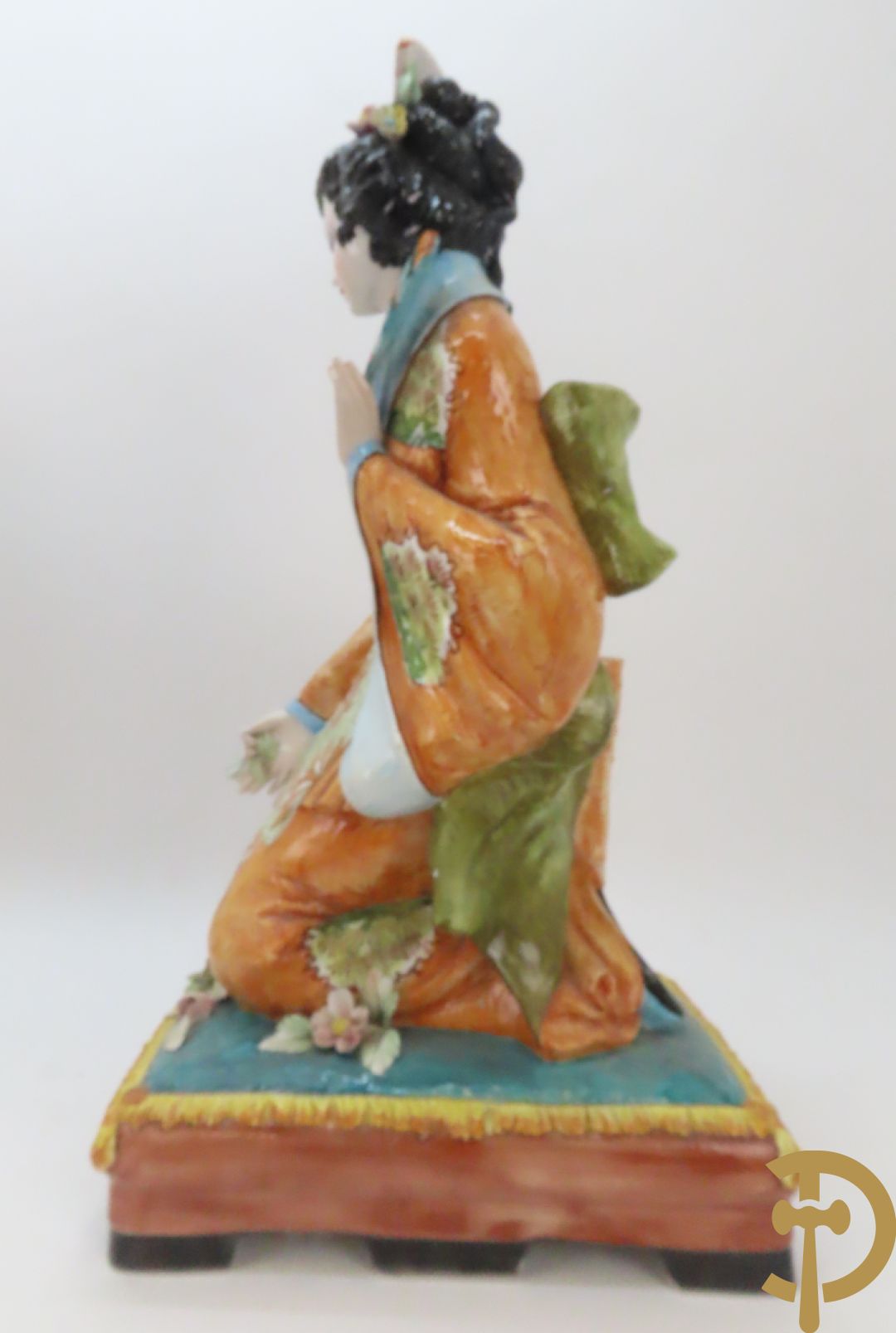 Twee Italiaanse beelden van oosterse dame met bloemen, getekend achteraan Polouioto en oosterse man met snaarinstrument in meerkleurige faience