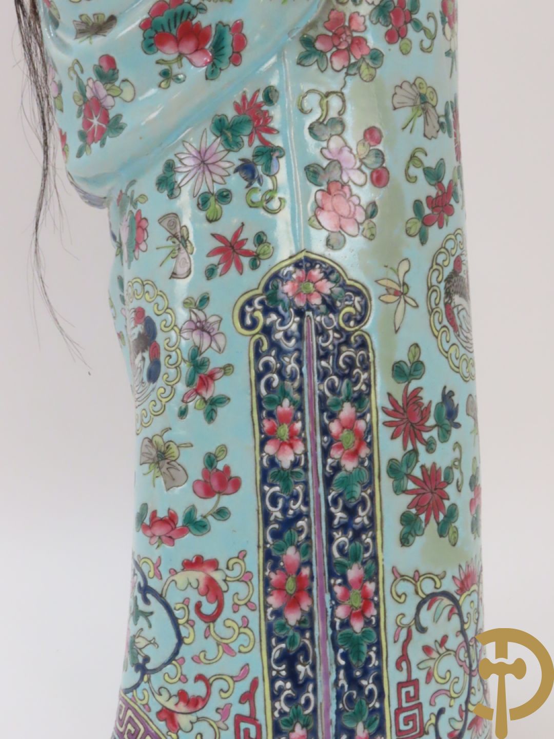 Chinese porseleinen wijsgeer dragende een kind