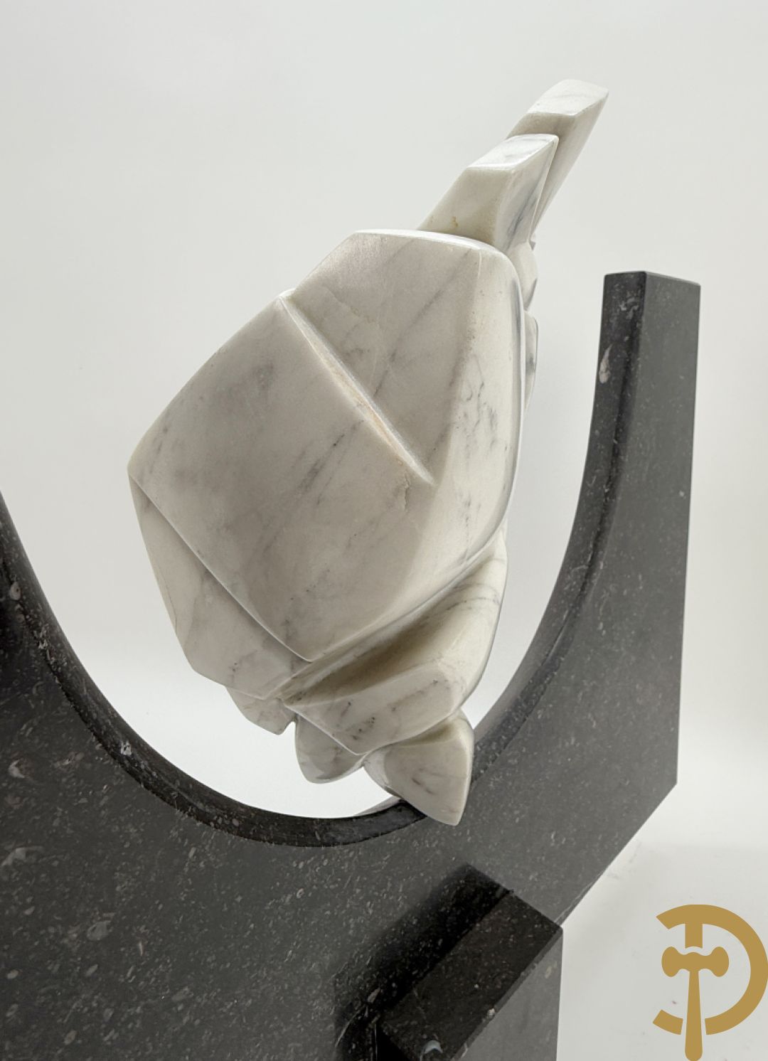 Ongetekend wit marmeren beeld op granieten onderstel