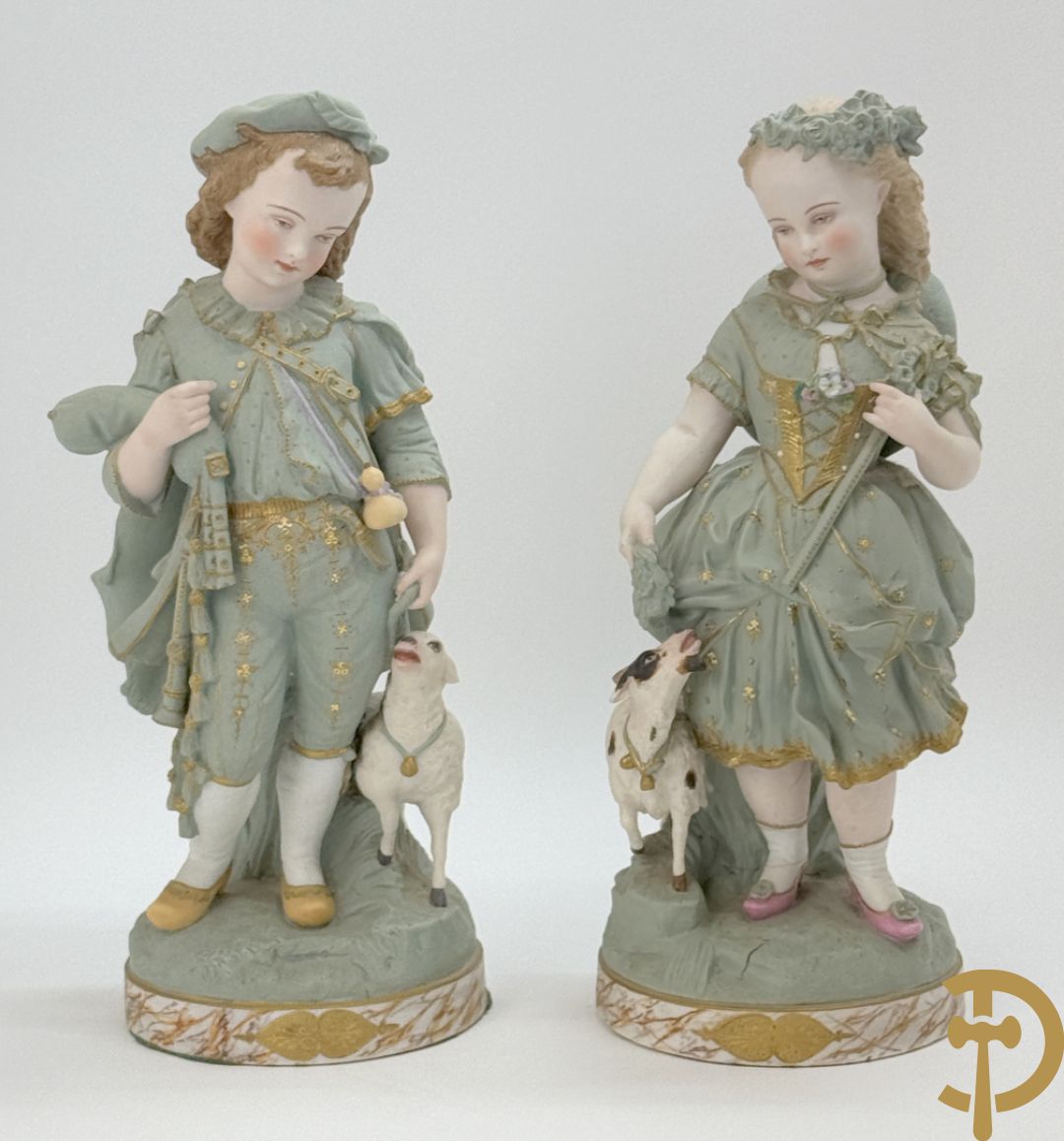 Paar grote Franse gekleurde biscuits van meisje en 
 jongen met schaap en geit