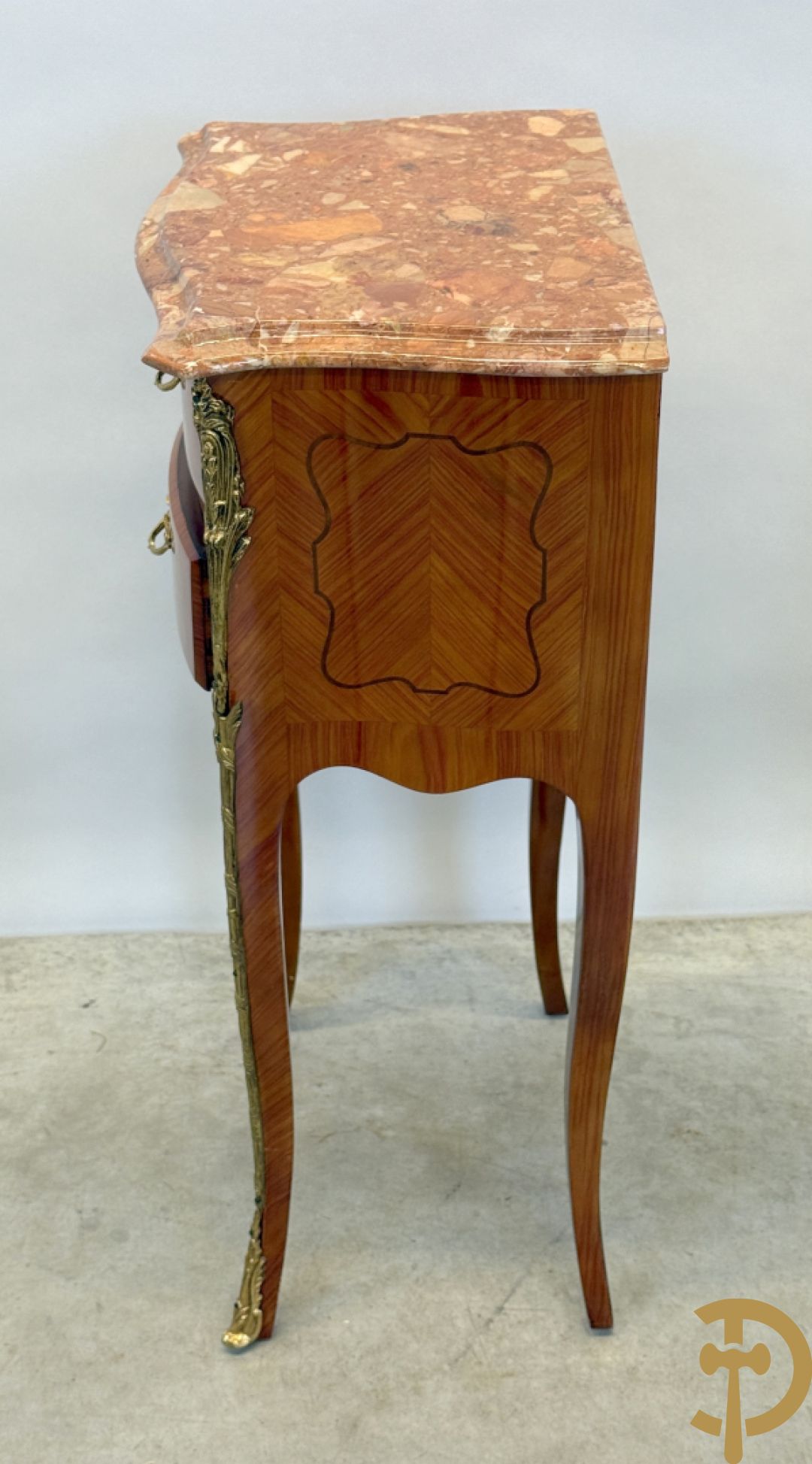 Paar notelaren Louis XV bijzetkastjes op hoge poten met 2 lades, bezet met bronzen ormamenten en marmeren blad