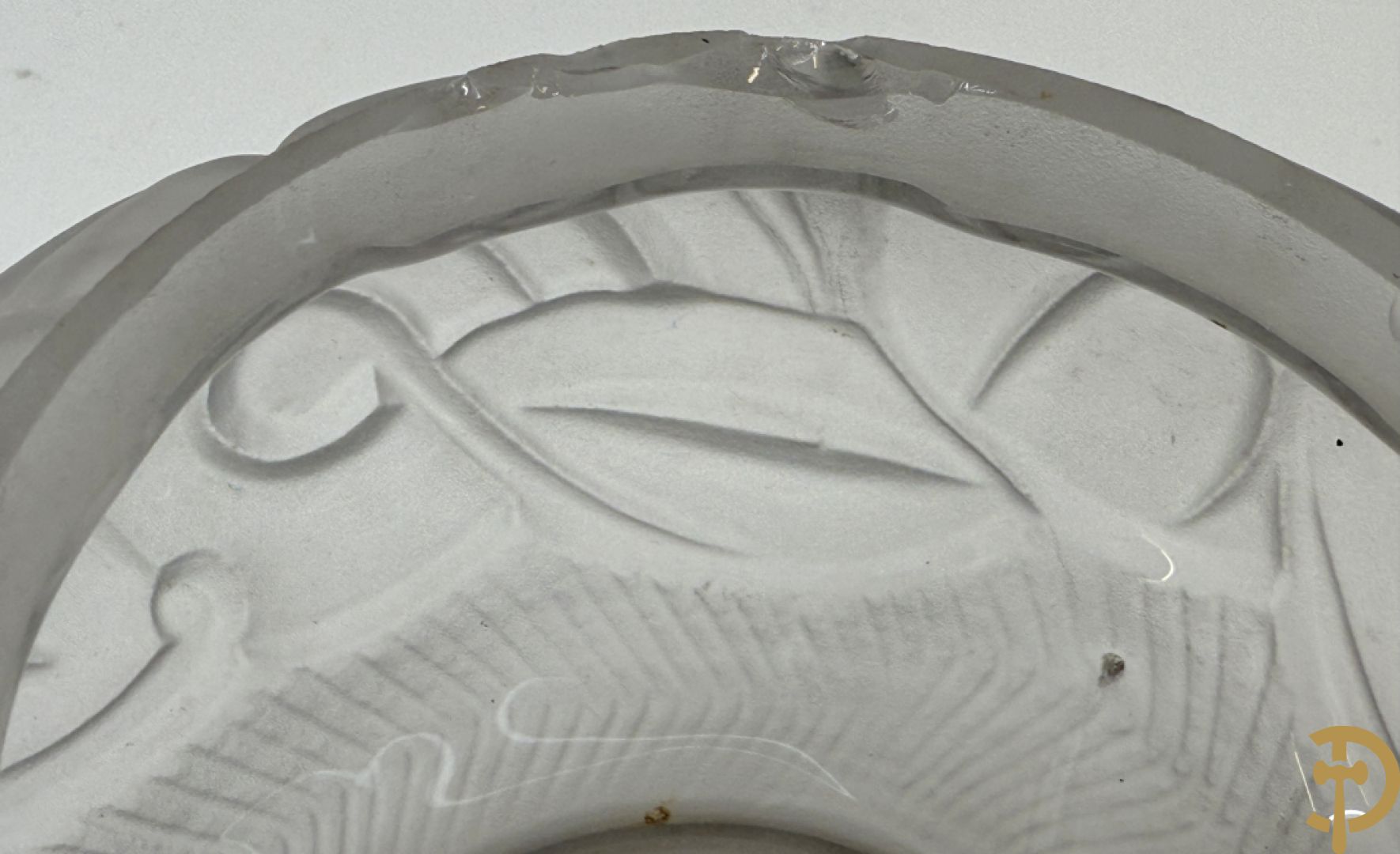 Geperste glazen Art deco vaas, Scailmont H.H. gemerkt  (Henri Heemkerk) + pique fleur in geperst glas met bloemenmotieven Scailmont gemerkt