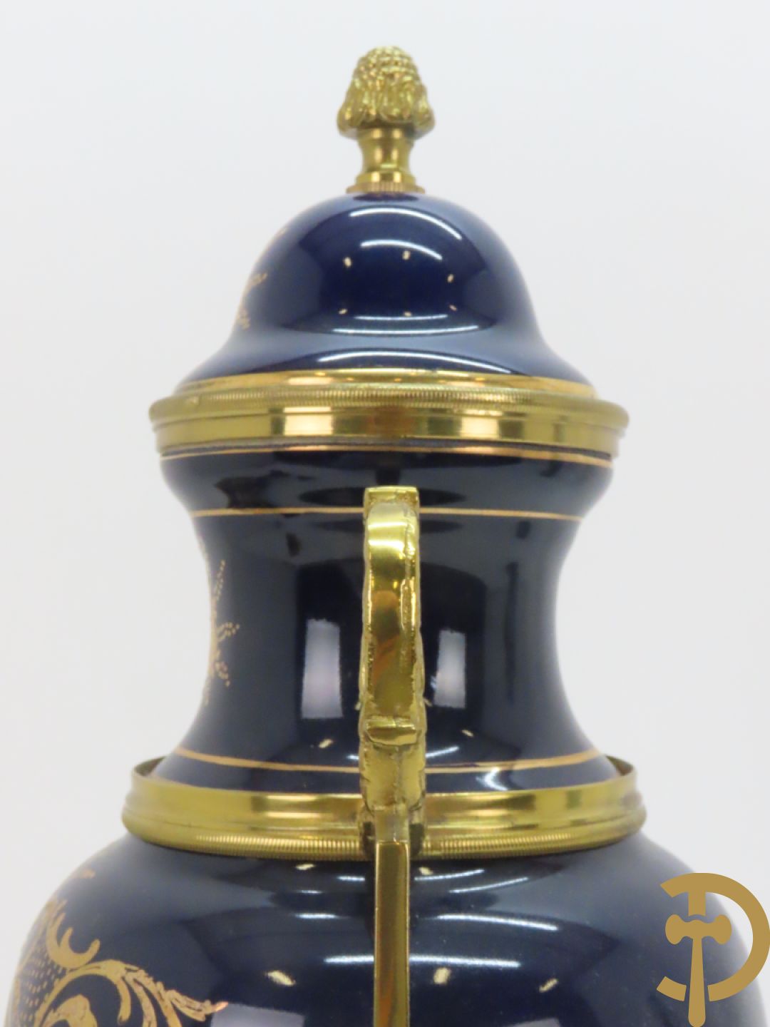 Paar kobaltblauwe dekselpotiches, Sèvres stijl