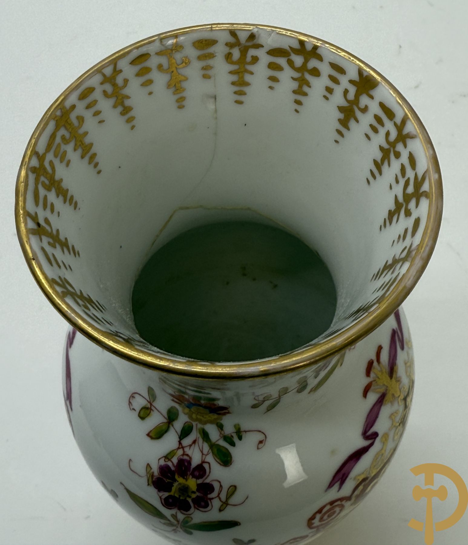 Paar kalebasvormige porseleienen vazen met antieke havenzichten + porseleinen vaasje met havenscènes, onderaan gemerkt