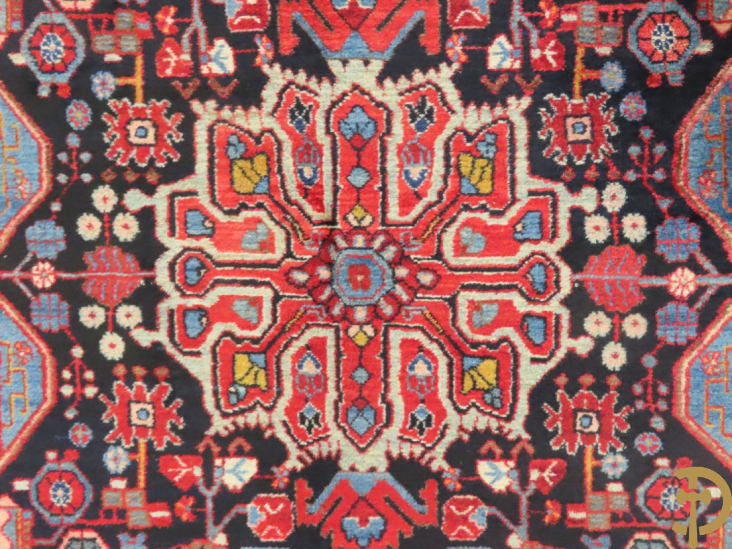 Handgeknoopt oosters tapijt met decor van bloemen in amfoor