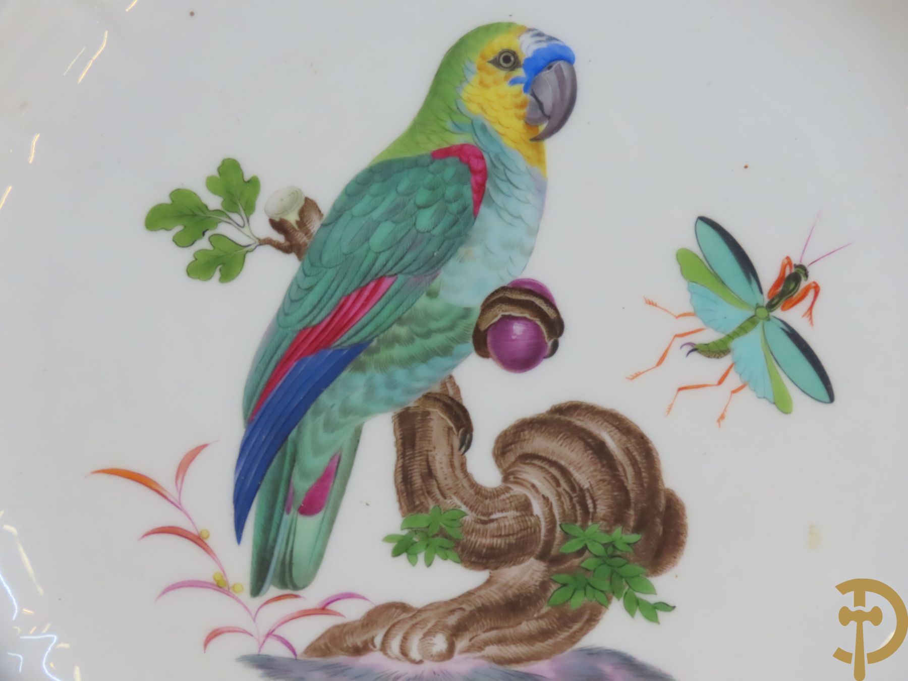 Zes porseleinen borden onder gemerkt met zwaarden / Meissen : 1 bord met stadstafereel, 1 verlucht bord met drakendecor, 1 bord met vogeldecor, 1 met bloemen en 2 met bloemendecor omgeven door vergulde rand