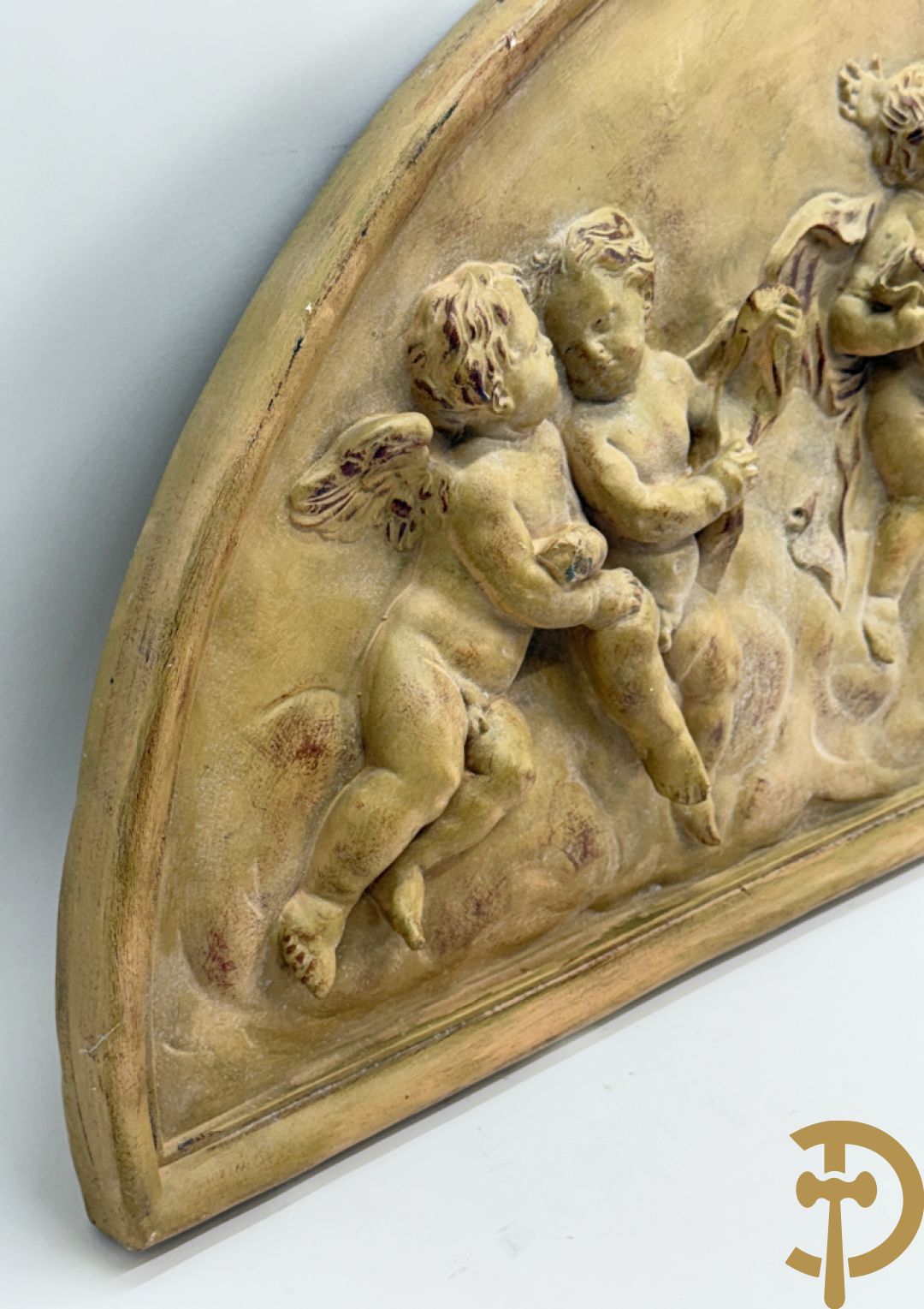 Halve maanvormig basrelief in terra cotta met romantisch decor van musicerende en spelende cupido