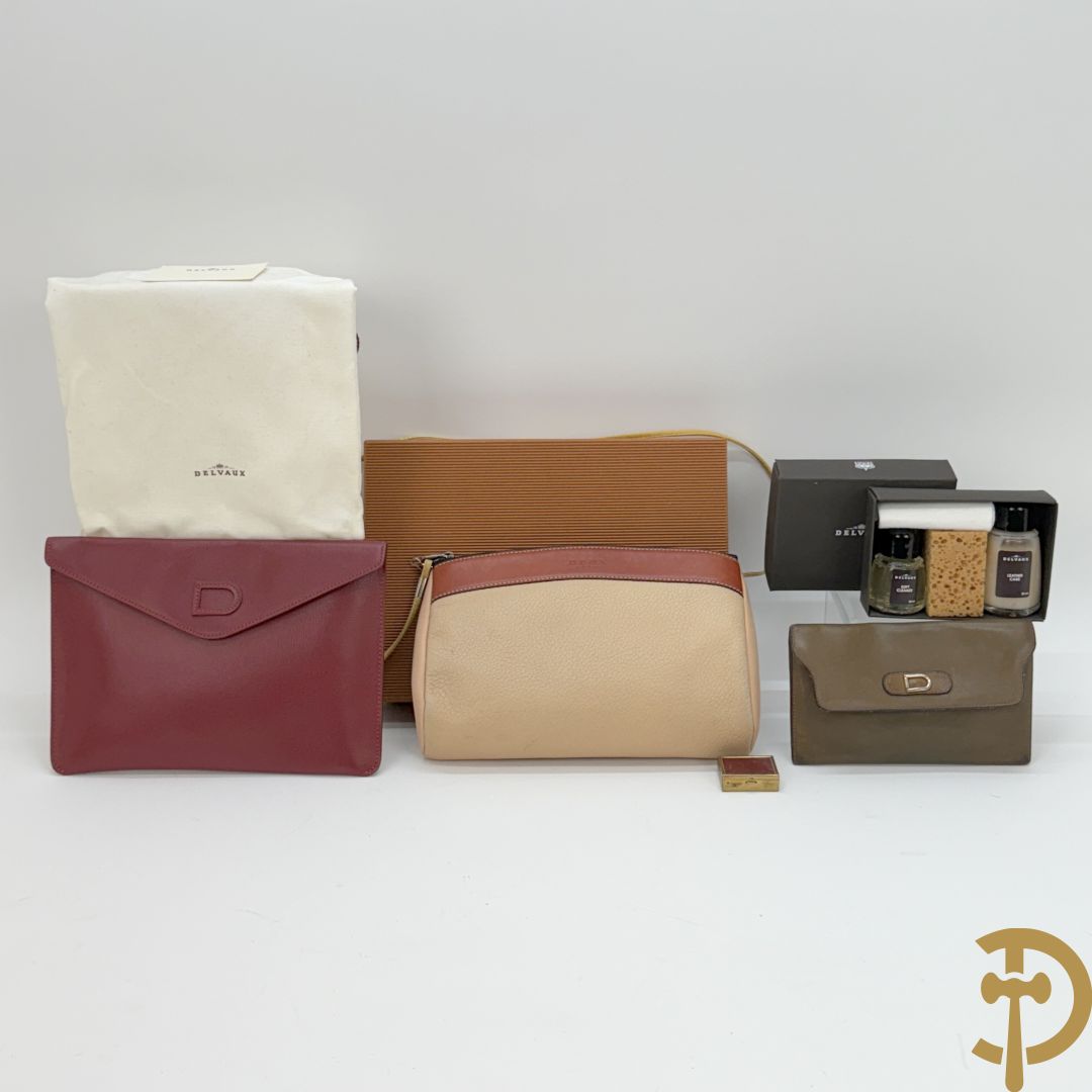 Delvaux heuptasje 'Deux' de Delvaux met bijhorende doos + Bordeaux lederen enveloptas Delvaux met bijhorende zak + lederen dames portemonnee + pillendoosje Delvaux + reinigingsset van Delvaux