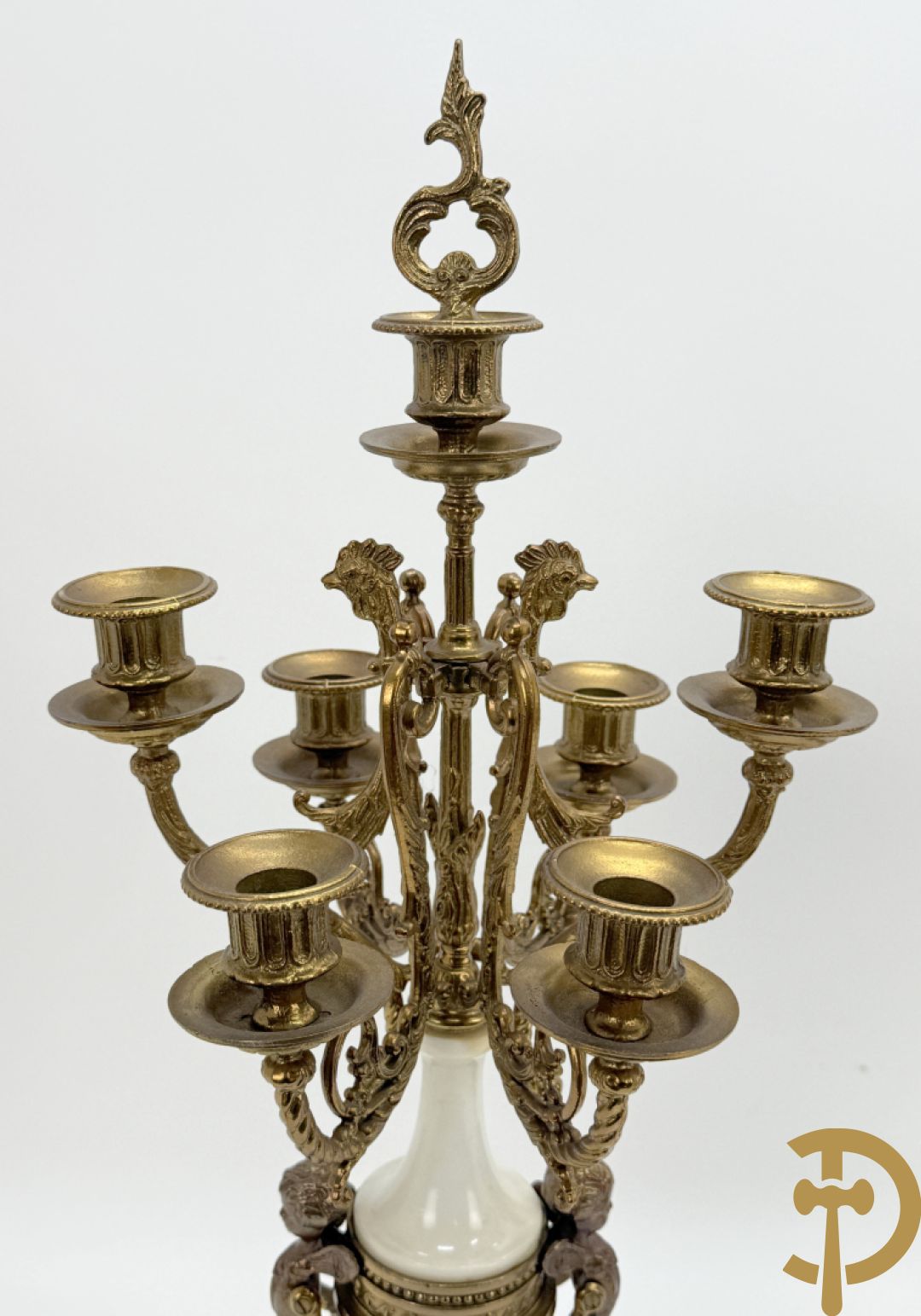 Driedelige koperen garnituur, centraal met harp geflankeerd door paar cupido