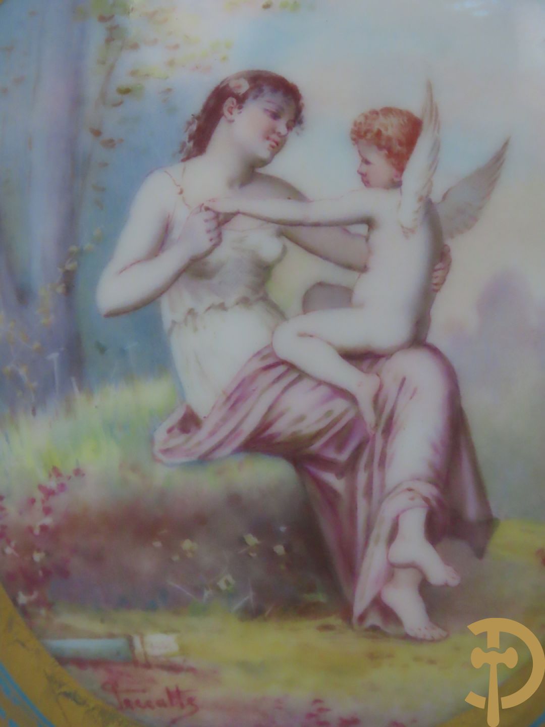 Paar Sèvres cassolettes met handbeschilderd romantisch decor van dame met cupido en landschapsdecor - met vergulde bronzen vierarmige kandelaar, Feccotte V. getekend