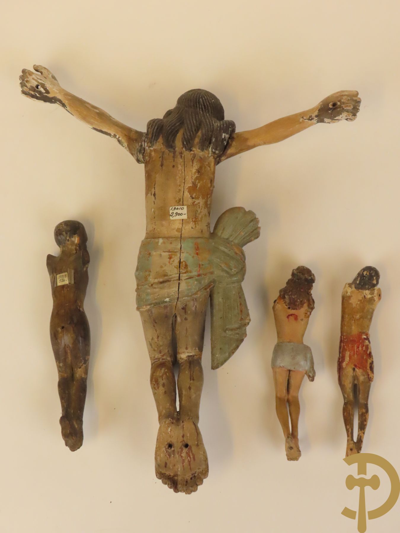 Vier houtgesculpteerde corpussen