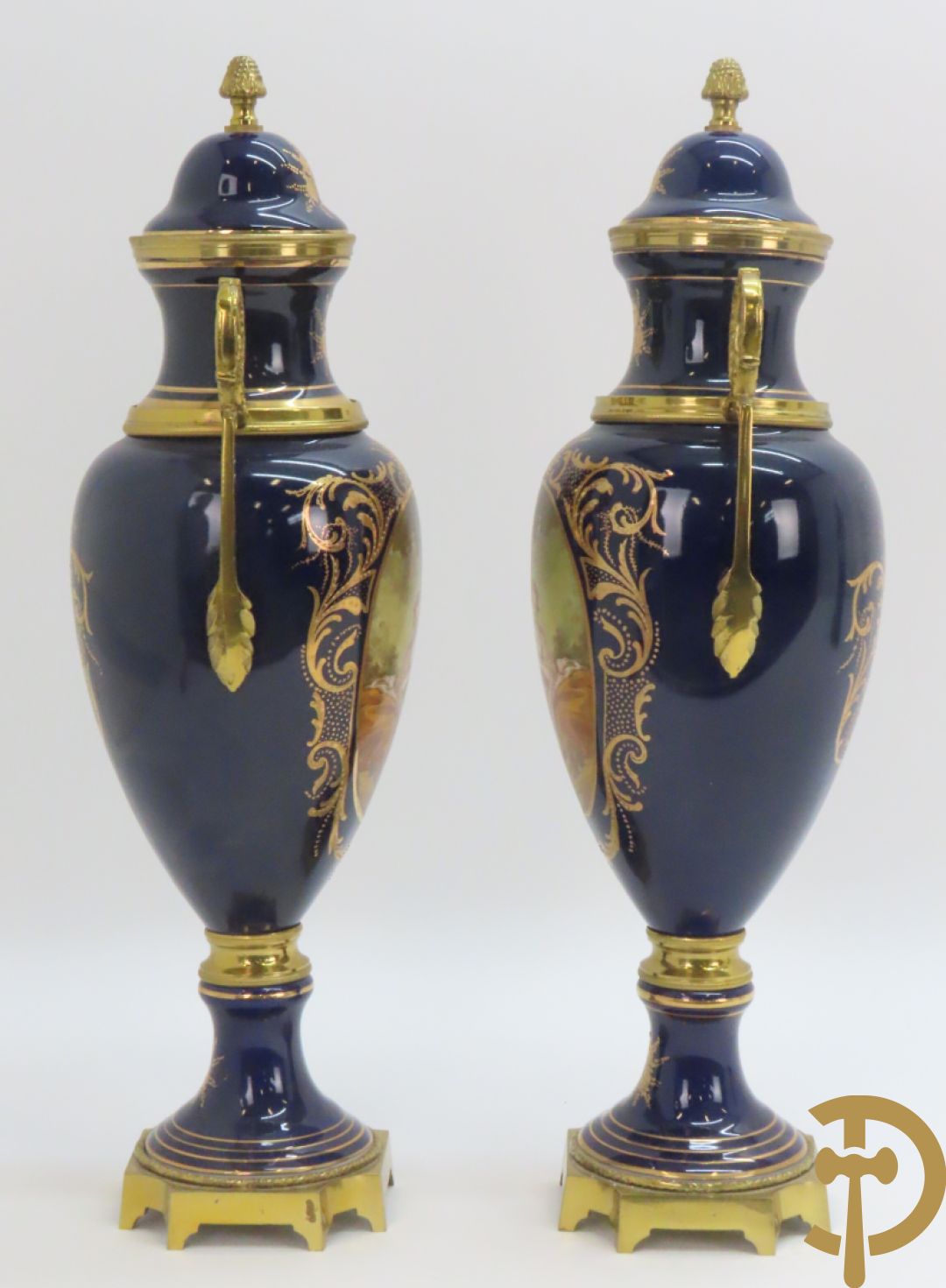 Paar kobaltblauwe dekselpotiches, Sèvres stijl
