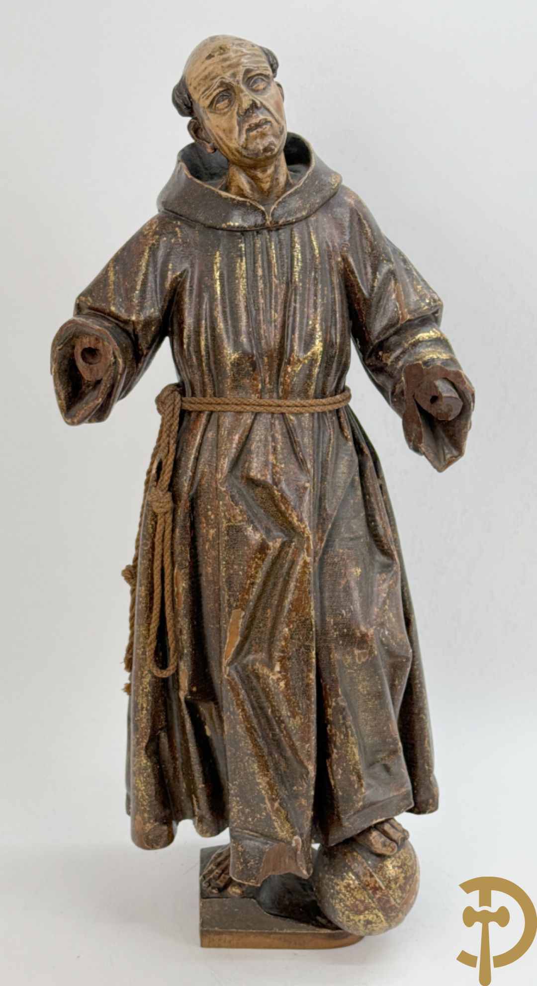 Gepolychromeerde houtsculptuur van Sint Antonius steunend met linkervoet op wereldbol