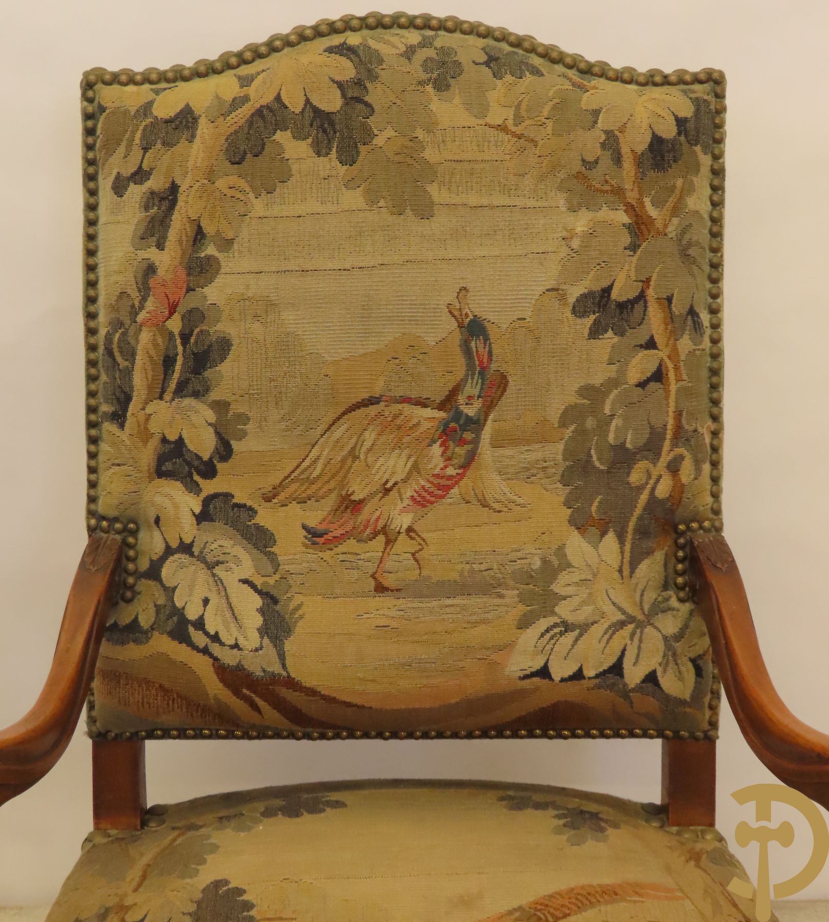 Armzetel bekleed met verdure van loofrijke omgeving en vogels en met gesculpteerde Louis XV poten + armzetel met handgeweven tapisserie met amfoor en personages in landschap (Lichte beschadiging aan bekleding)