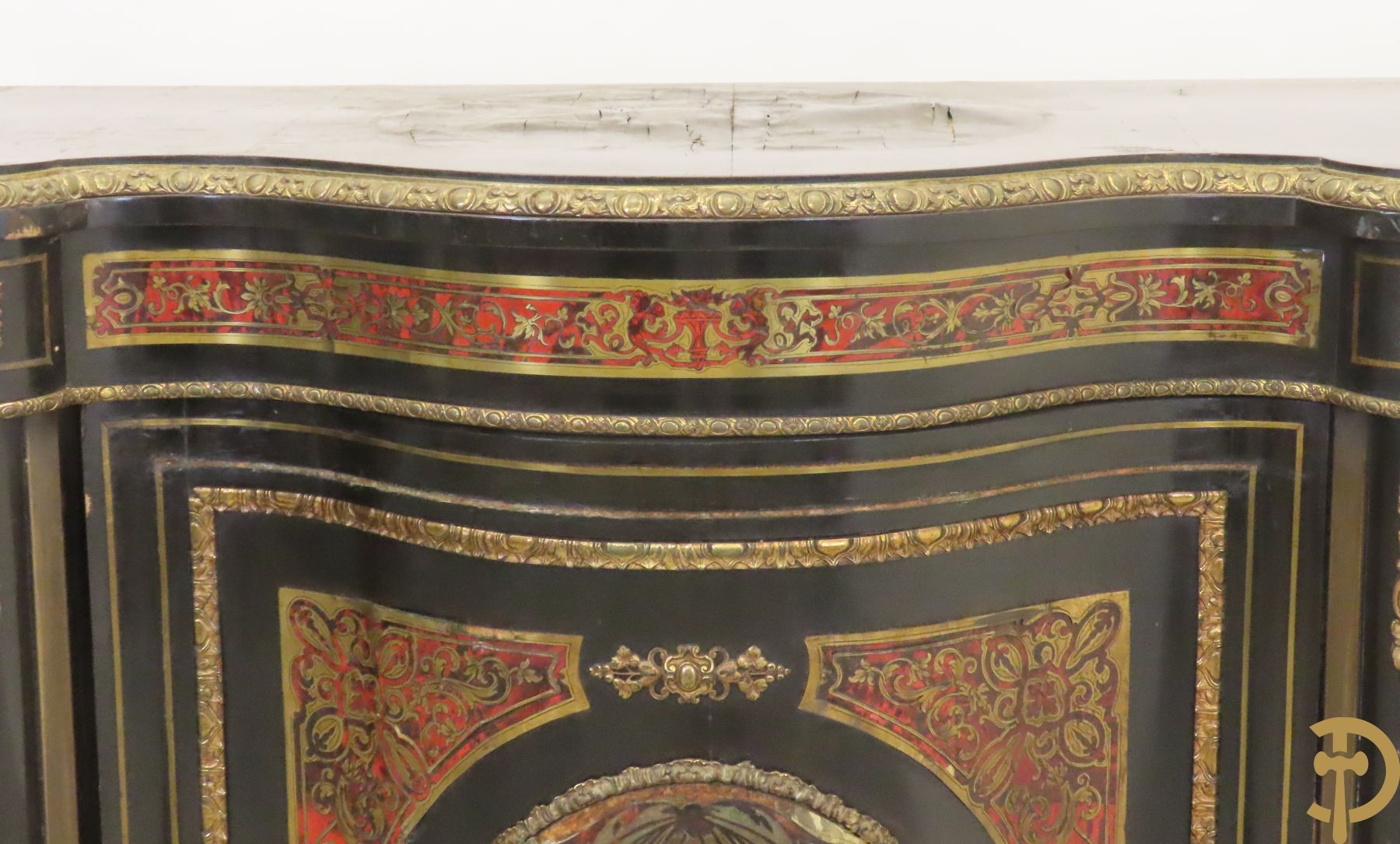 Groot Napoleon III dressoir met centrale deur bezet met medaillon in Boulletechniek - zijdelings met deuren in vitrineglas - bezet met bronzen ornamenten