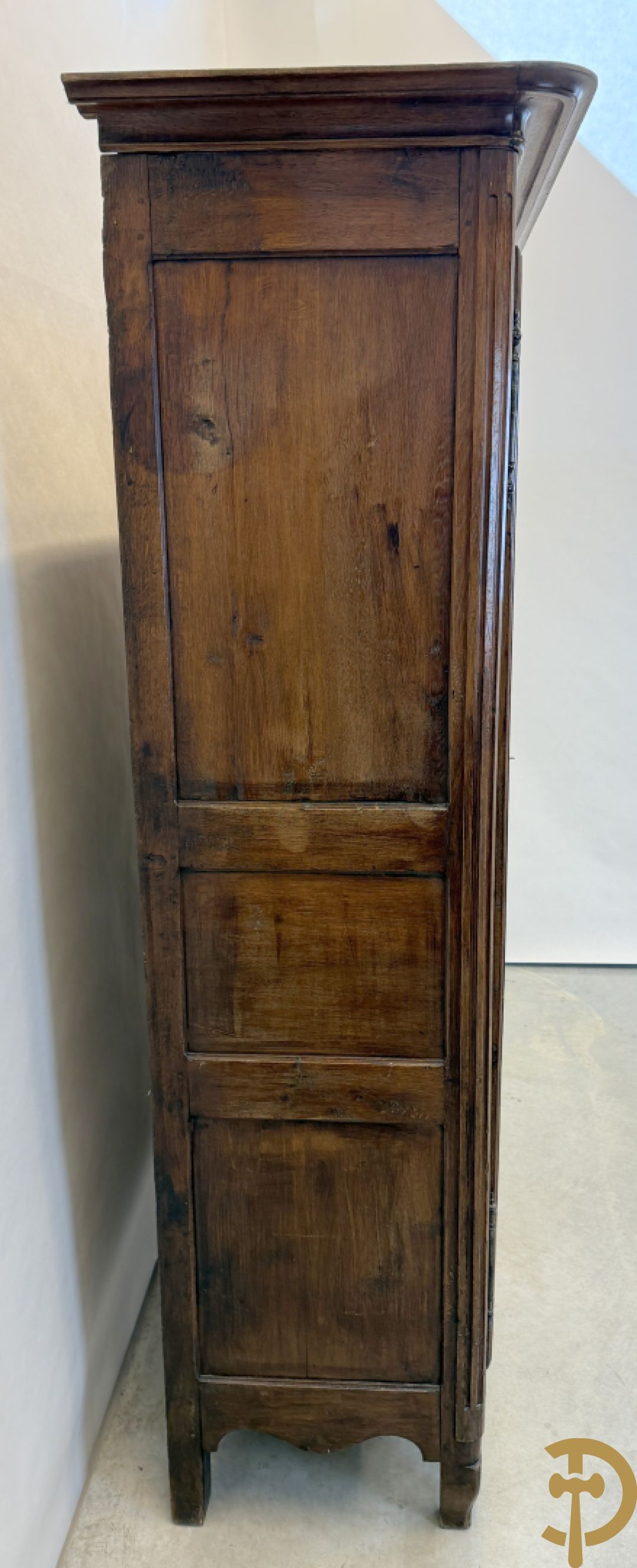 Massief eiken tweedeurskast met afgestoken panelen en gecanneleerde afgeronde hoeken