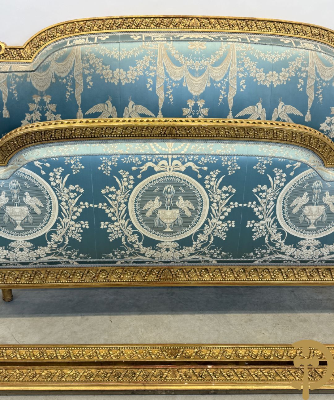 Verguld afgebogen Louis XVI bed met accanthusranken en voluutvormige ornamenten, mooi gestoffeerd met florale motieven