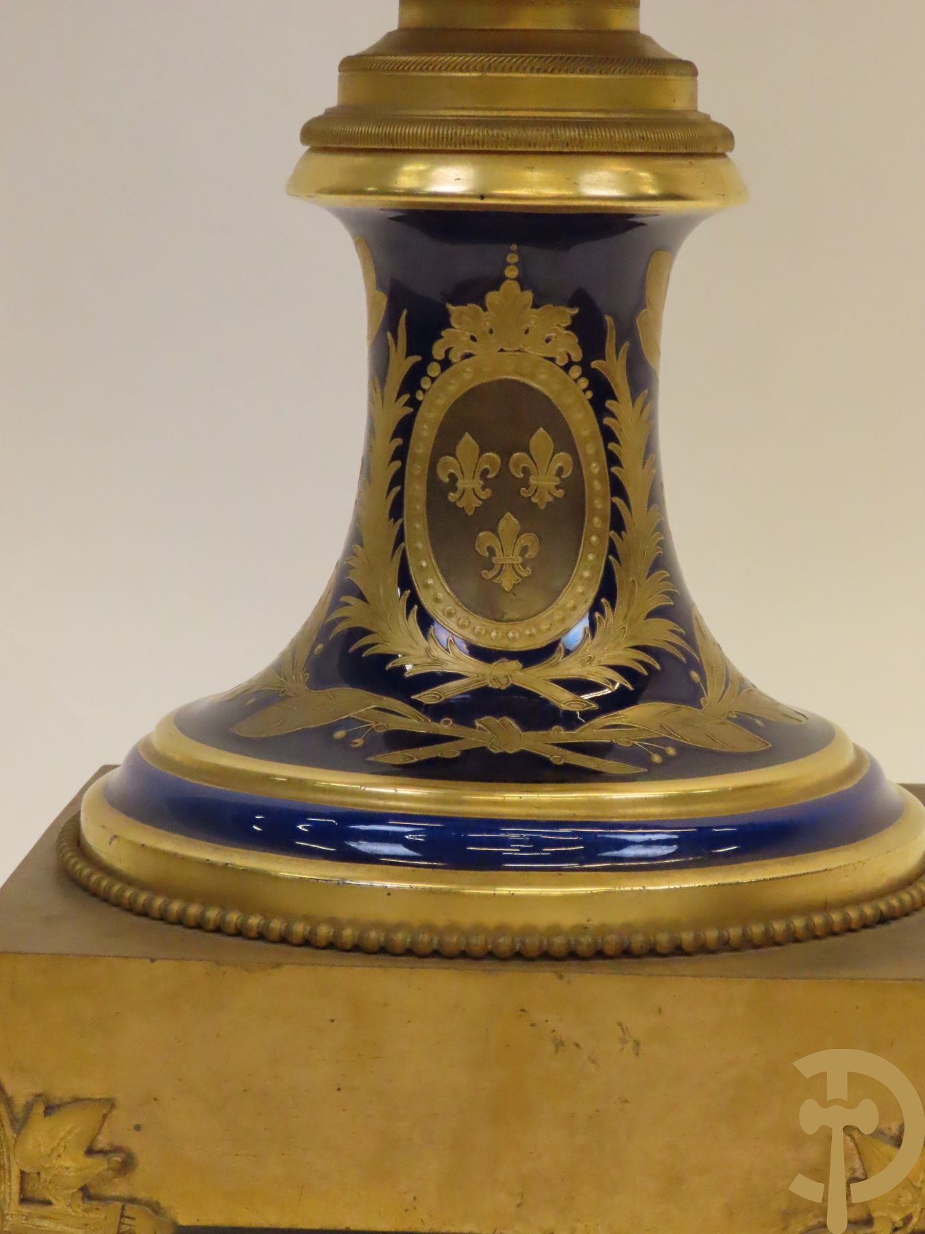 Grote porseleinen Sèvres vaas met dubbel decor van cavalerie, slagveldtaferelen en zicht op kasteel, DESPREZ H. getekend in het decor - bovenaan met verguld decor en zijdelings met bronzen oren en accanthusranken - deksel met Sèvres merkteken - op vierkante bronzen sokkel met klauwepoten