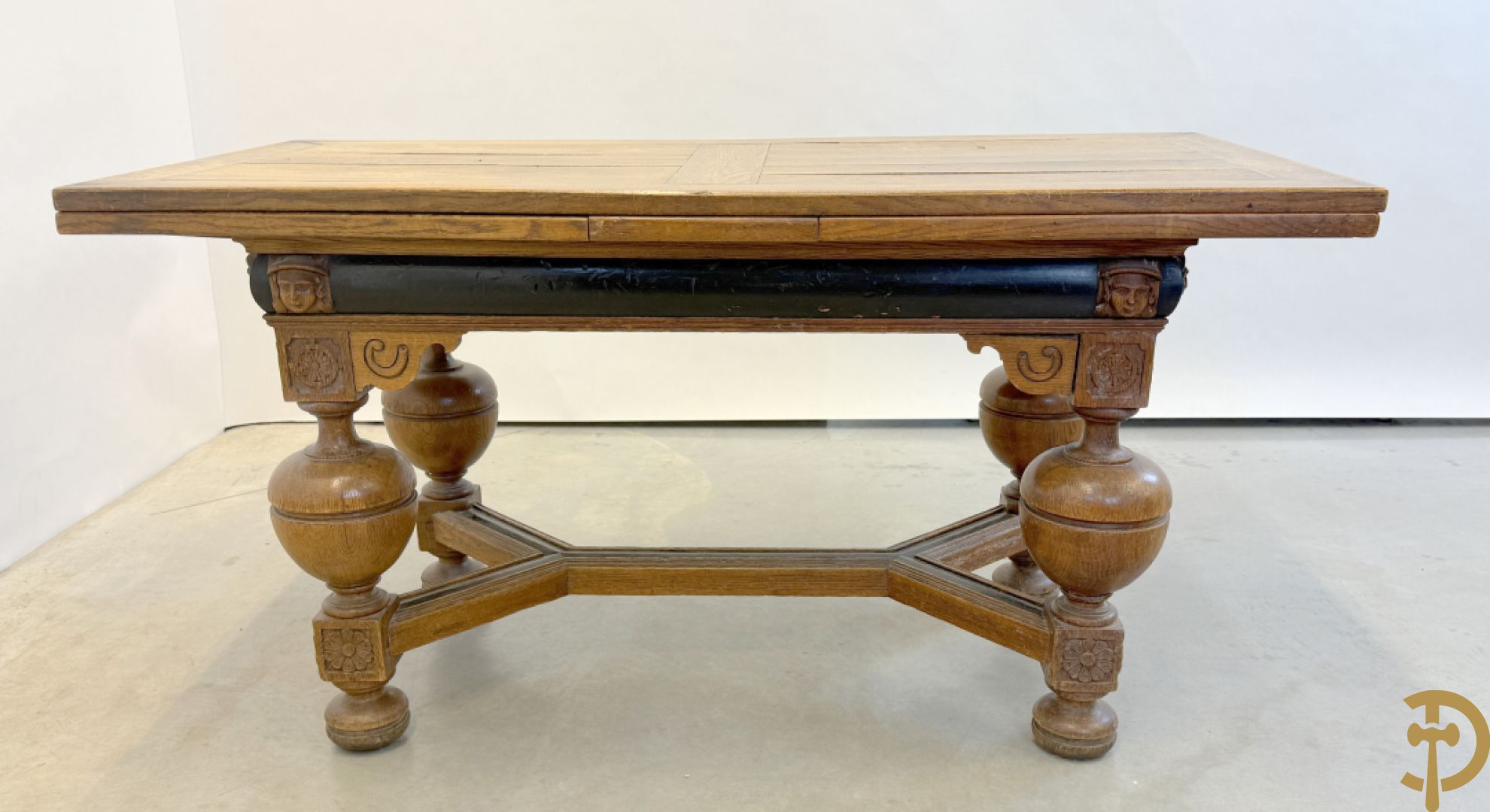 Eiken Neo Renaissance bolpoottafel bezet met rosassen en gesculpteerde kinderkopjes