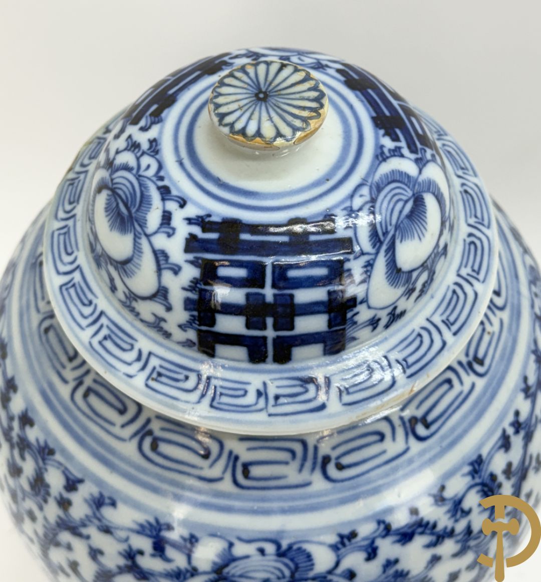 Paar blauw/witte Chinese porseleinen dekselpotiches met bloemen en Chinese tekens