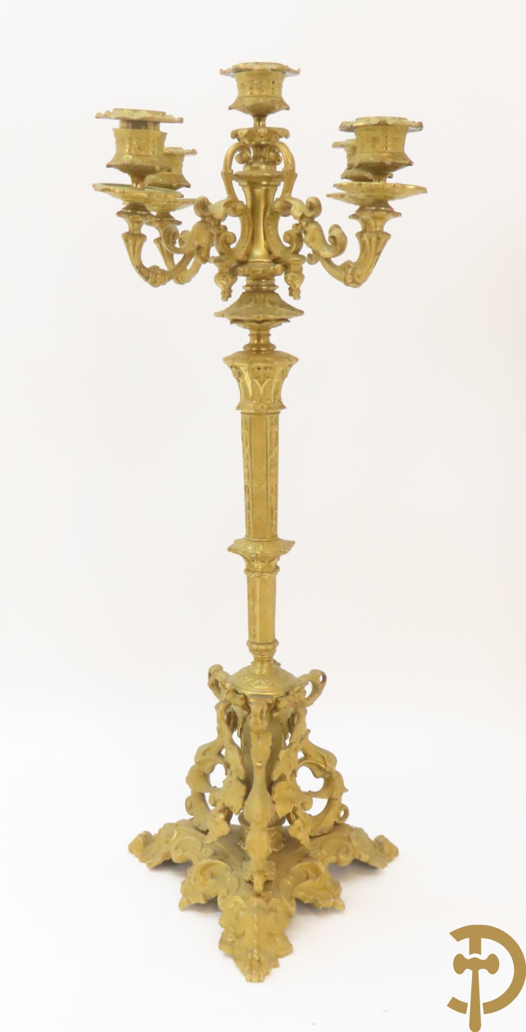 Napoleon III pendule met zwarte marmer, bovenaan bekroond met dame met amfoor en geflankeerd door paar bronzen kandelaars