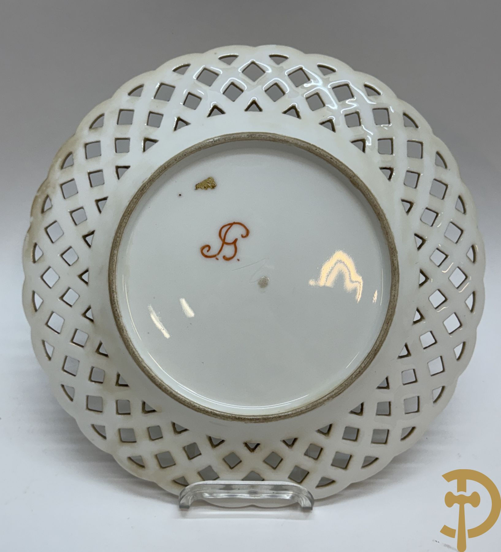 Acht handbeschilderde geajoureerde porseleinen borden met landschapsdecor, onderaan gemerkt